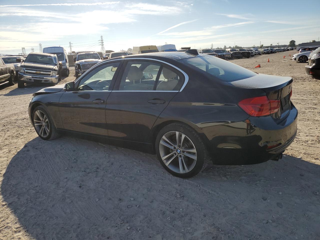 2017 BMW 3er VIN WBA8B9G31HNU55355 Copart auction photo, front end damage thumbnail 2