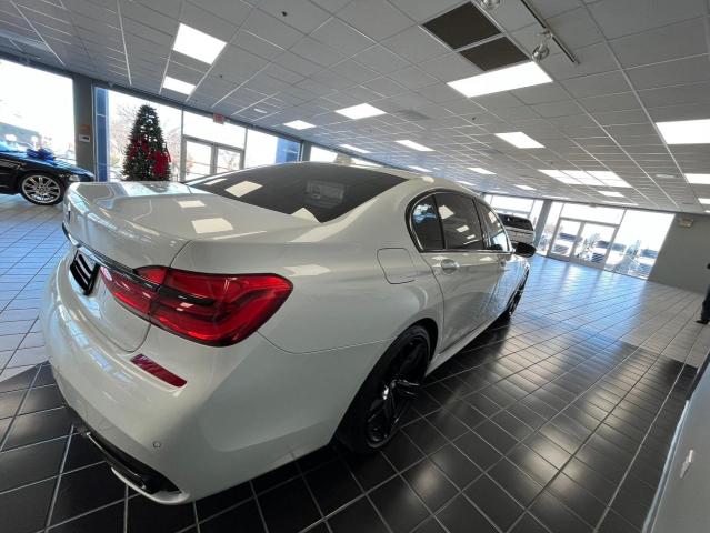 2018 BMW 7er VIN WBA7E2C50JG743251 Copart auction photo, minor dent/scratches / normal wear damage thumbnail 4