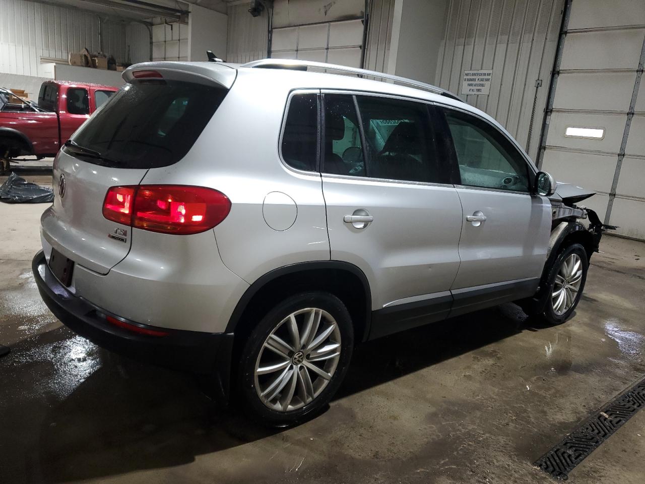 2016 Volkswagen Tiguan VIN WVGBV7AX7GW539894 Copart auction photo, front end damage thumbnail 3