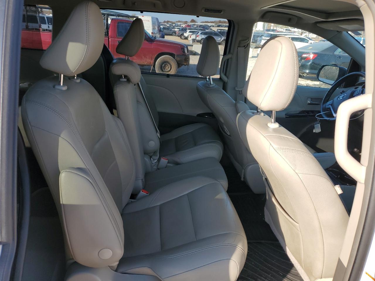 2018 Toyota Sienna VIN 5TDYZ3DC2JS936537 Copart auction photo, undercarriage / minor dent/scratches damage thumbnail 11