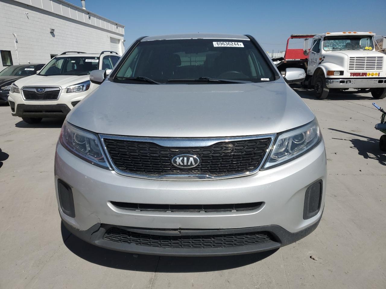 2015 KIA Sorento VIN 5XYKT3A61FG593908 Copart auction photo, front end / minor dent/scratches damage thumbnail 5