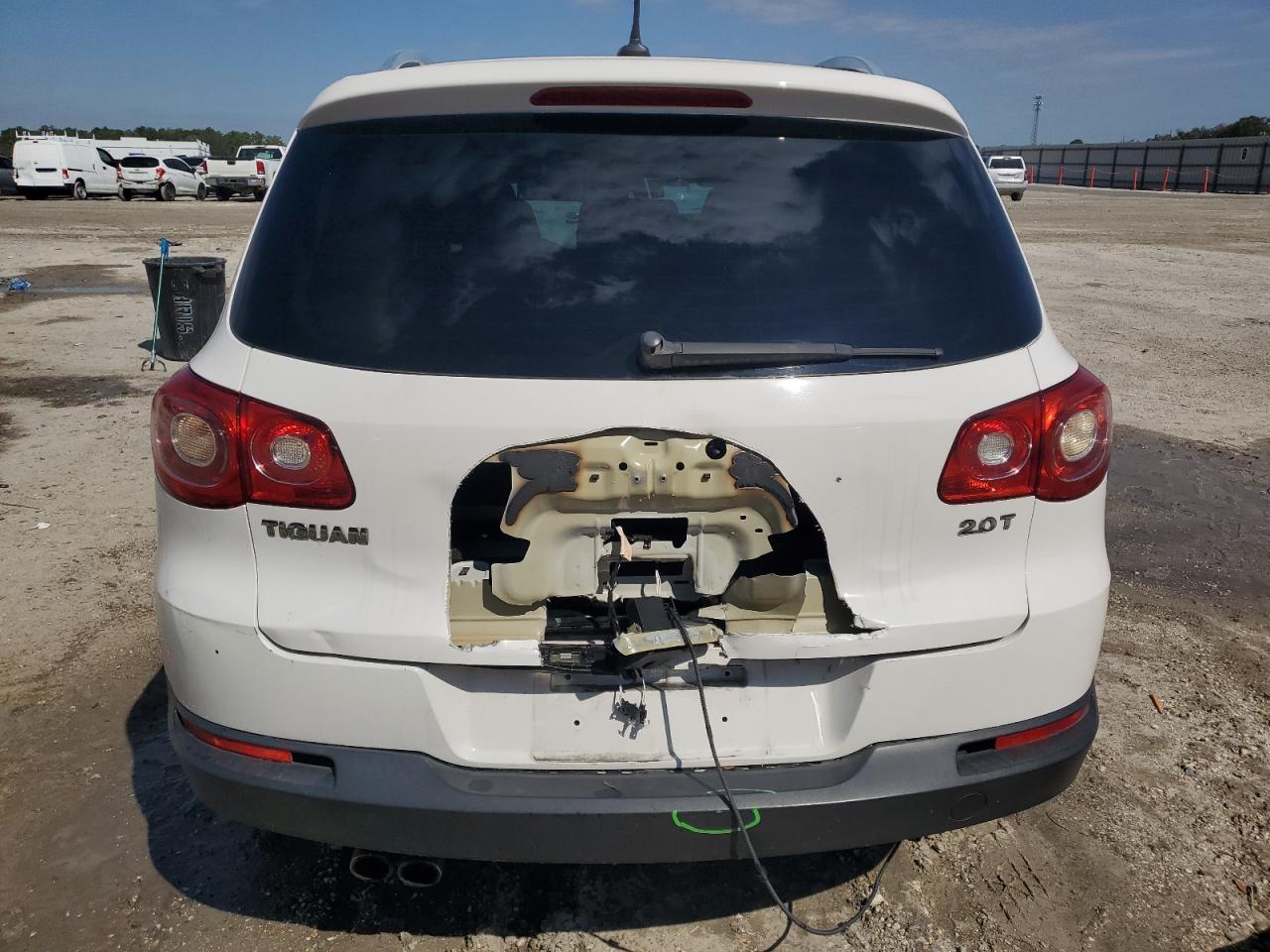 2010 Volkswagen Tiguan VIN WVGAV7AX0AW502902 Copart auction photo, rear end damage thumbnail 6