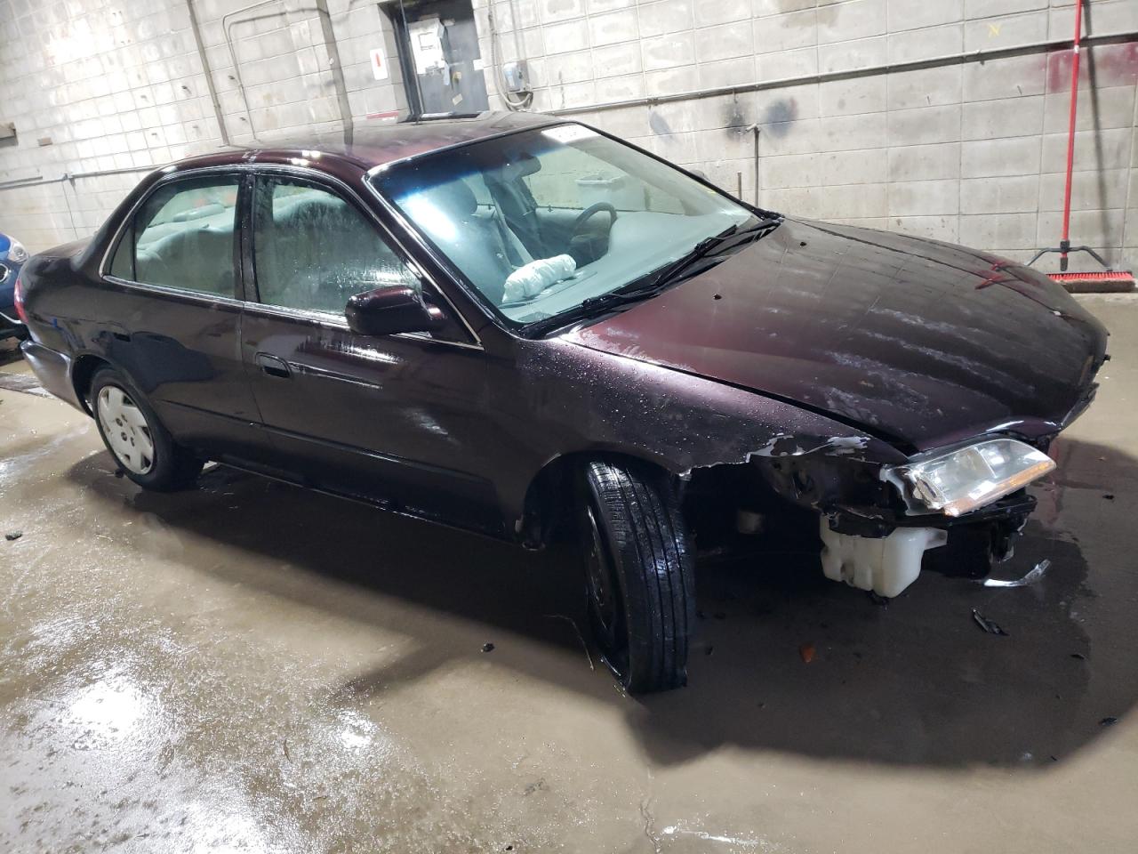 1998 Honda Accord VIN 1HGCG164XWA060042 Copart auction photo, front end / side damage thumbnail 4