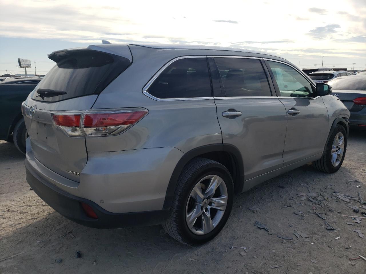 2015 Toyota Highlander VIN 5TDYKRFH1FS082406 Copart auction photo, front end / minor dent/scratches damage thumbnail 3