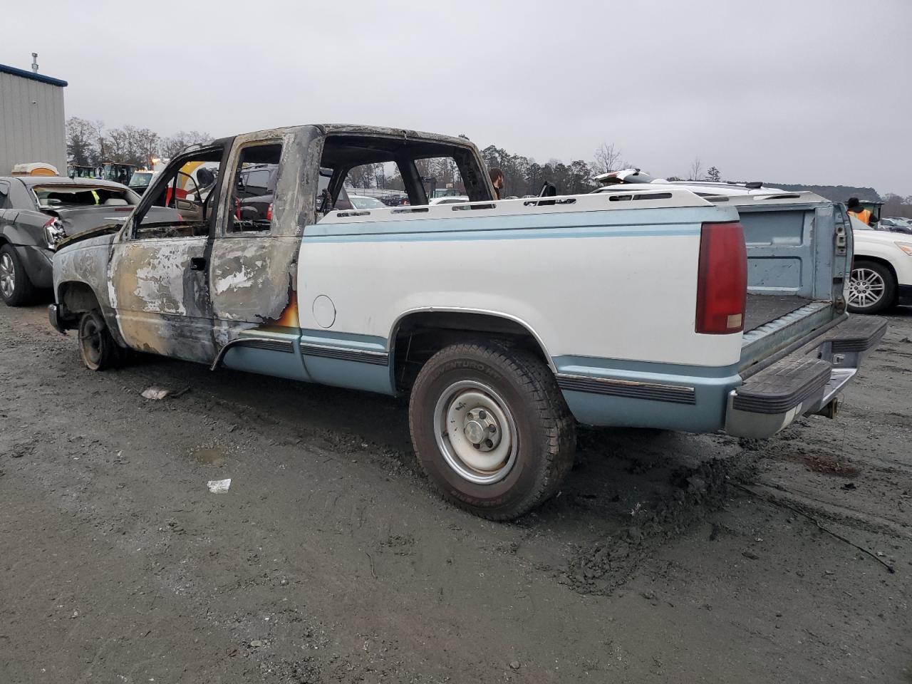 1991 Chevrolet GMT-400 VIN 2GCFC29K3M1100525 Copart auction photo, burn damage thumbnail 2