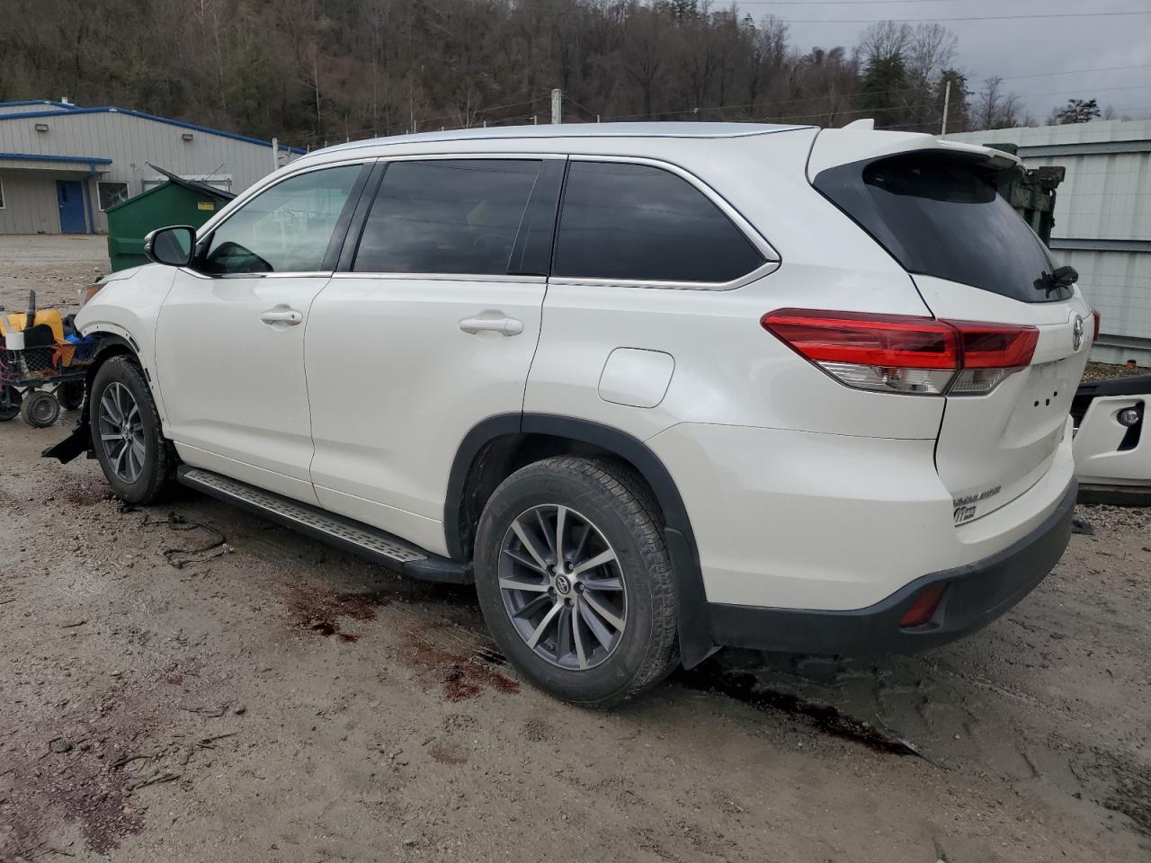 2017 Toyota Highlander VIN 5TDJZRFH2HS457140 Copart auction photo, undercarriage / front end damage thumbnail 2