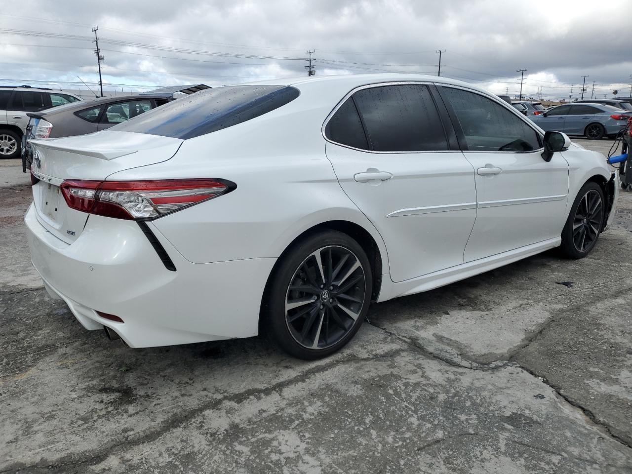 2018 Toyota Camry VIN 4T1B61HKXJU033337 Copart auction photo, front end damage thumbnail 3