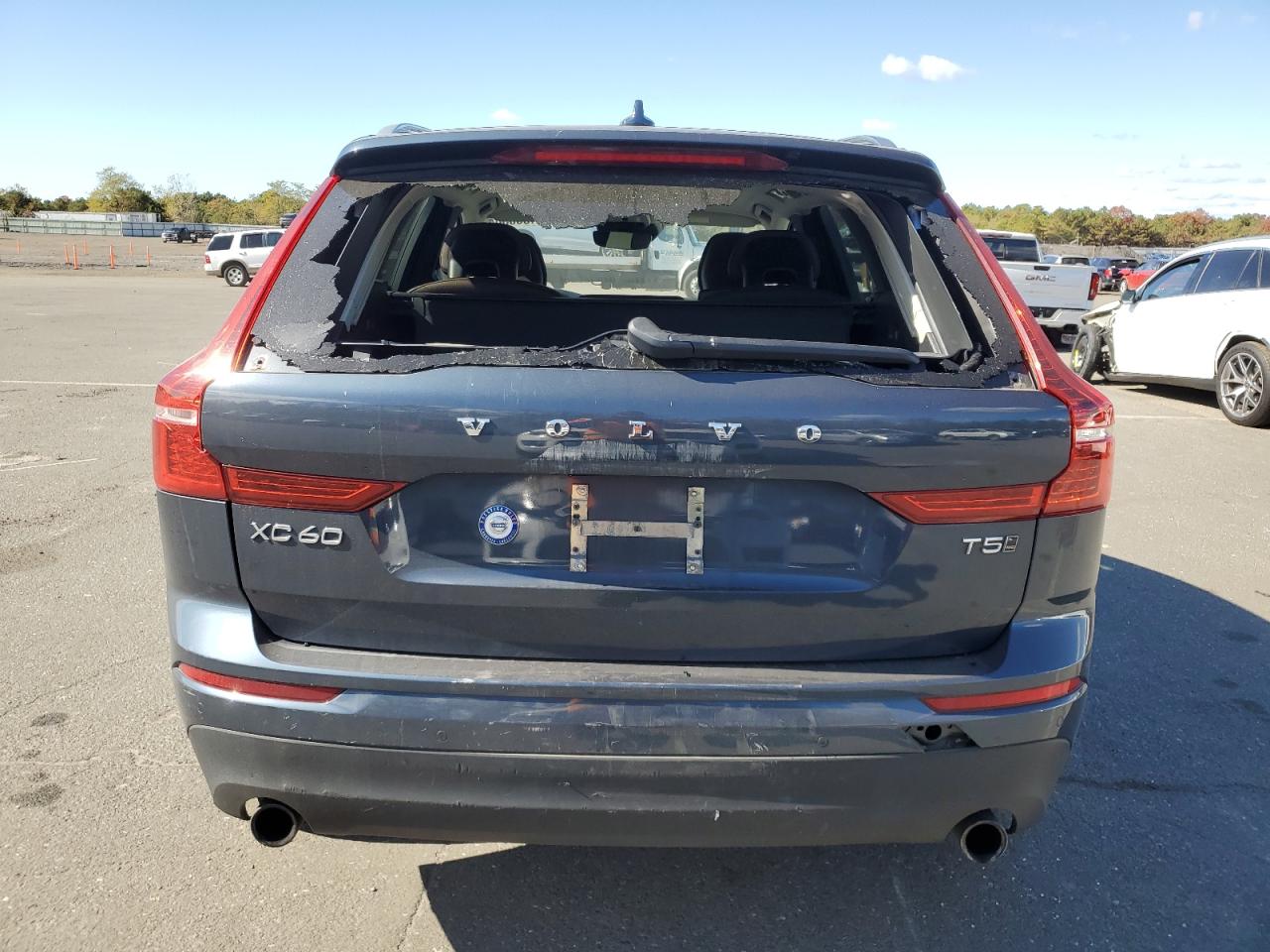 2019 Volvo XC60 VIN LYV102RK5KB316195 Copart auction photo, side / rear end damage thumbnail 6