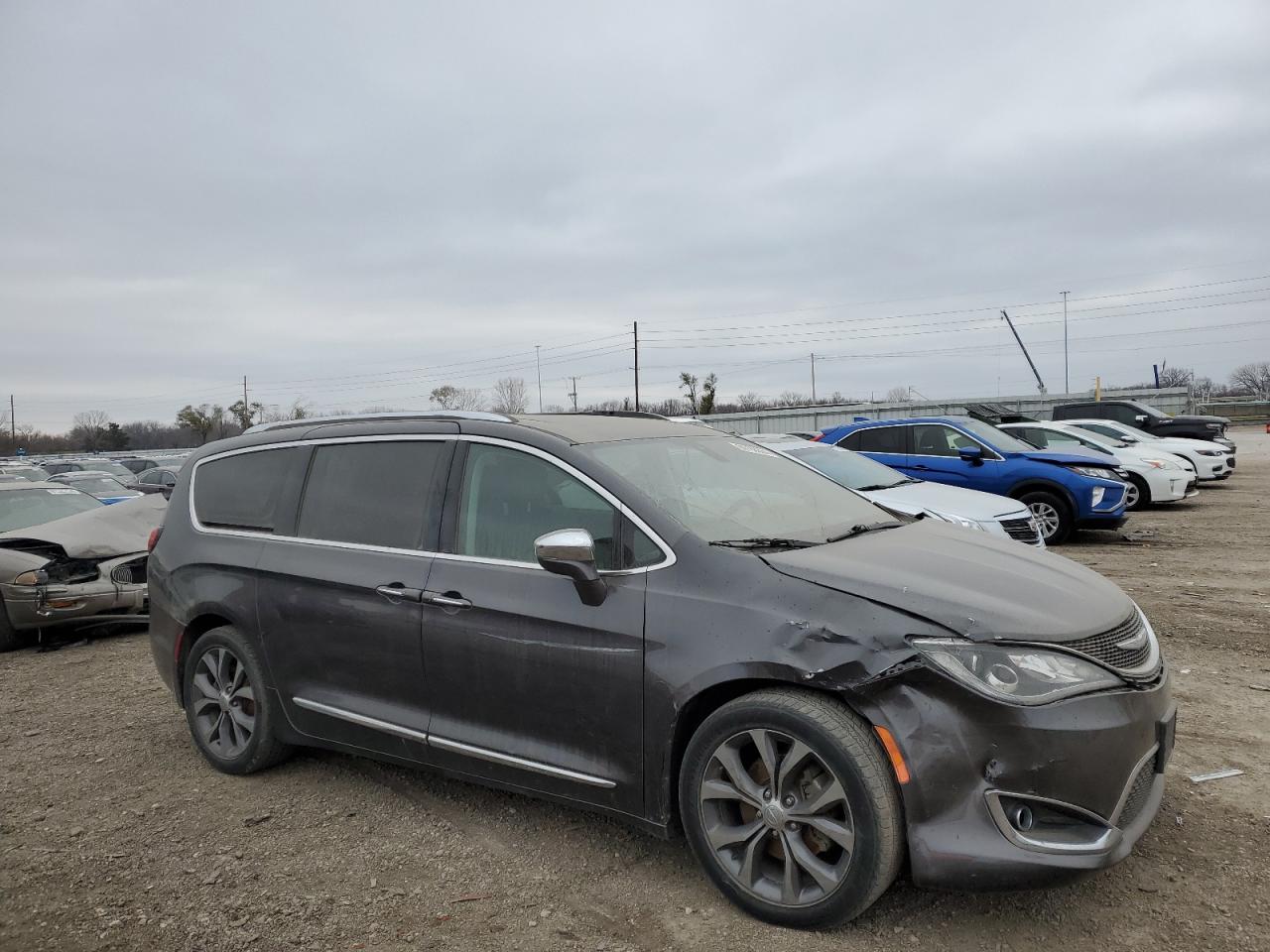 2017 Chrysler Pacifica VIN 2C4RC1GG3HR763218 Copart auction photo, front end / top/roof damage thumbnail 4