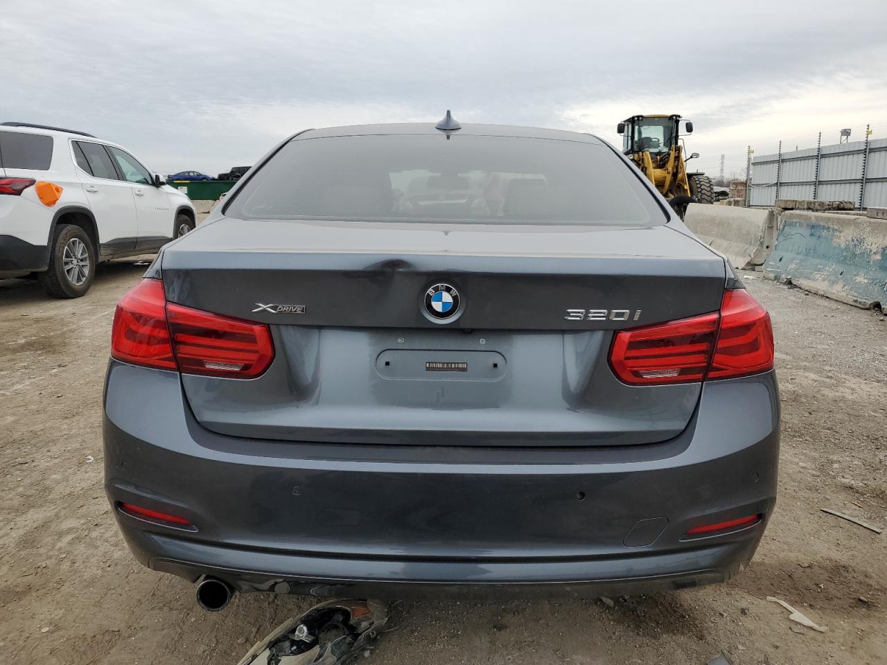 2017 BMW 3er VIN WBA8E5G37HNU45221 Copart auction photo, front end damage thumbnail 6