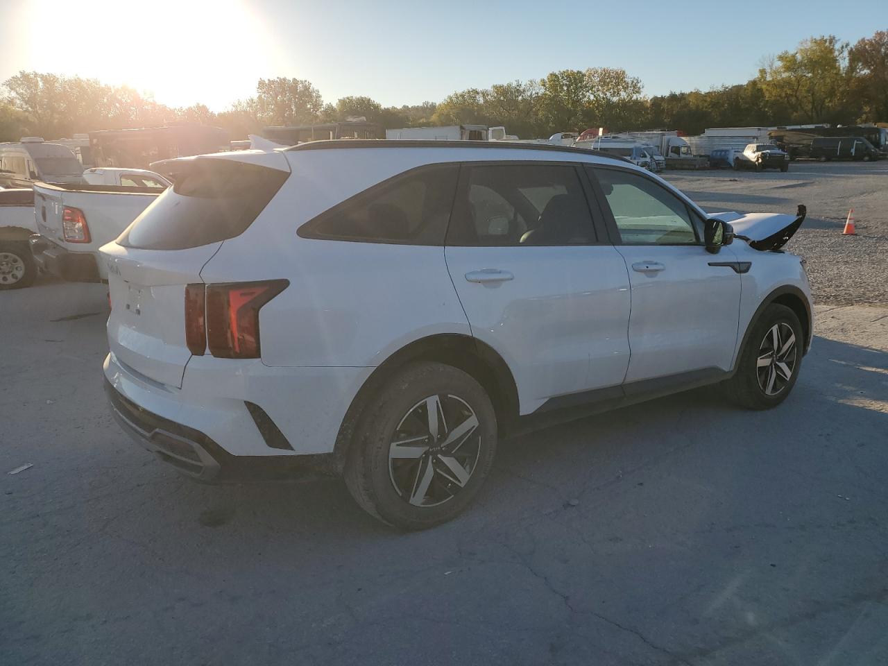2023 KIA Sorento VIN 5XYRL4LC9PG203212 Copart auction photo, front end / minor dent/scratches damage thumbnail 3