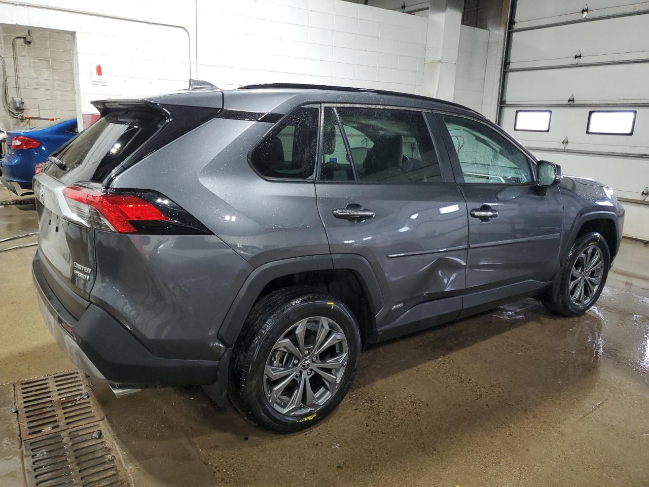 2022 Toyota RAV 4 VIN 4T3D6RFV2NU071064 Copart auction photo, front end / side damage thumbnail 3