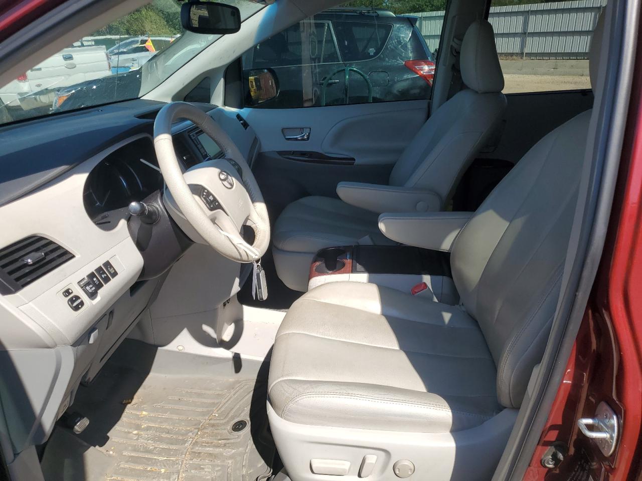 2014 Toyota Sienna VIN 5TDYK3DC4ES519852 Copart auction photo, rear end / minor dent/scratches damage thumbnail 7