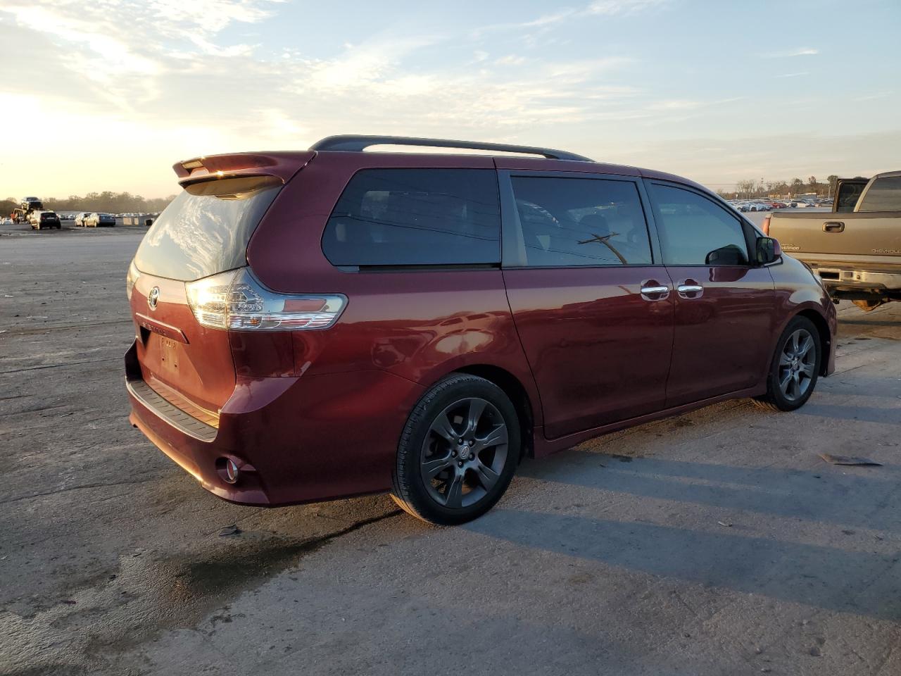 2015 Toyota Sienna VIN 5TDXK3DCXFS602716 Copart auction photo, vandalism damage thumbnail 3