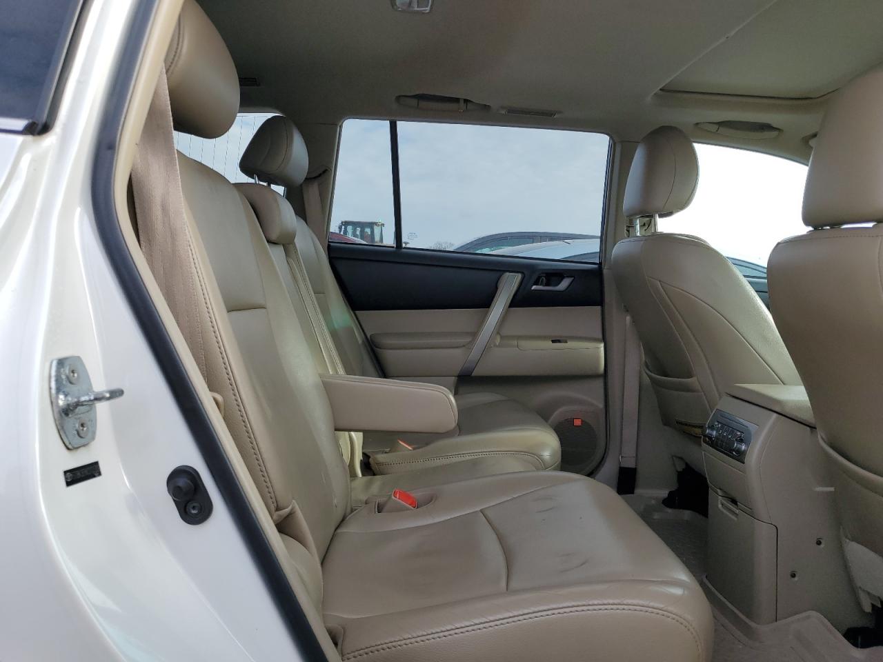 2012 Toyota Highlander VIN 5TDBK3EHXCS135328 Copart auction photo, front end / minor dent/scratches damage thumbnail 11