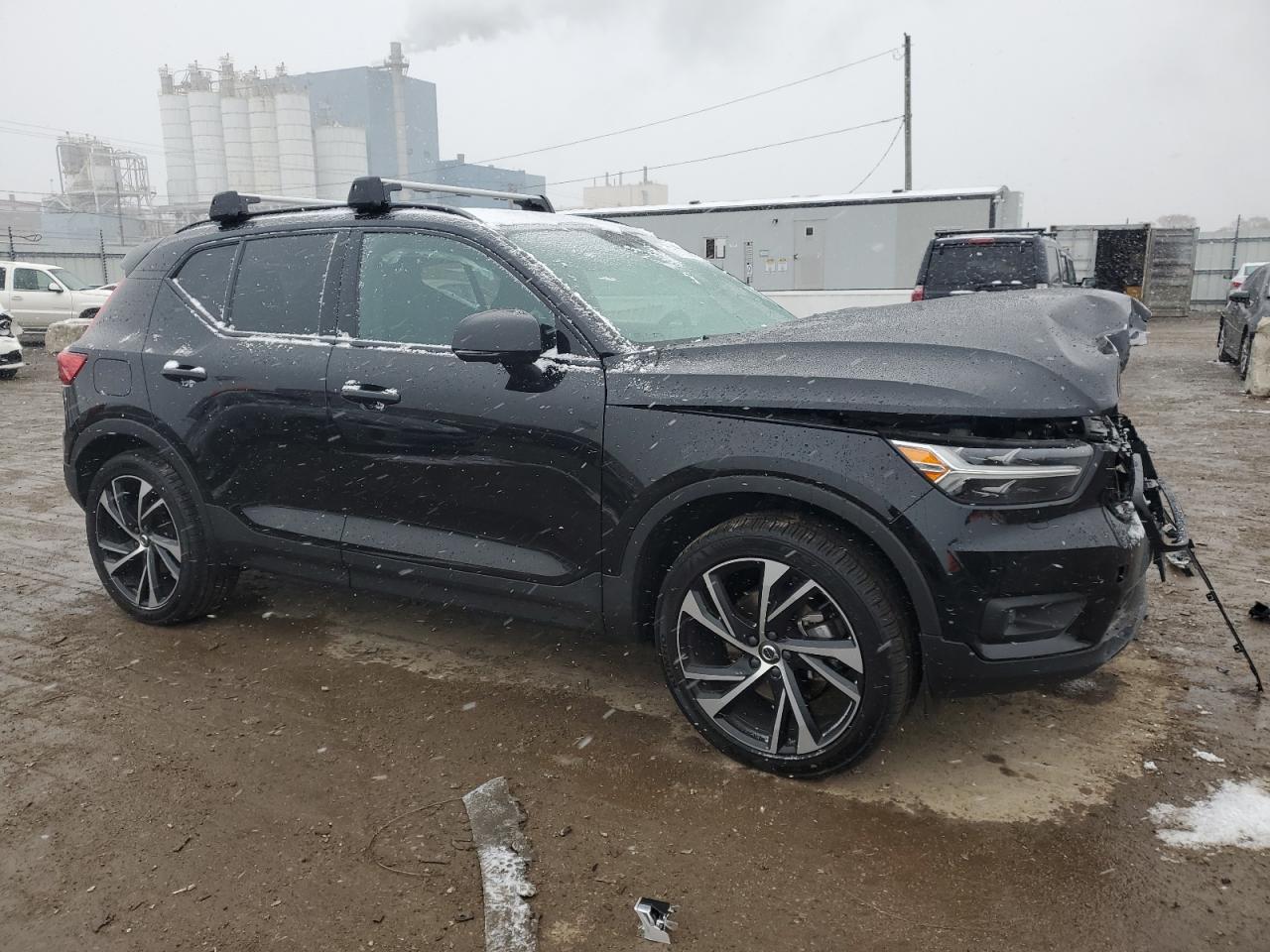 2021 Volvo XC40 VIN YV4162UM6M2435950 Copart auction photo, front end / minor dent/scratches damage thumbnail 4