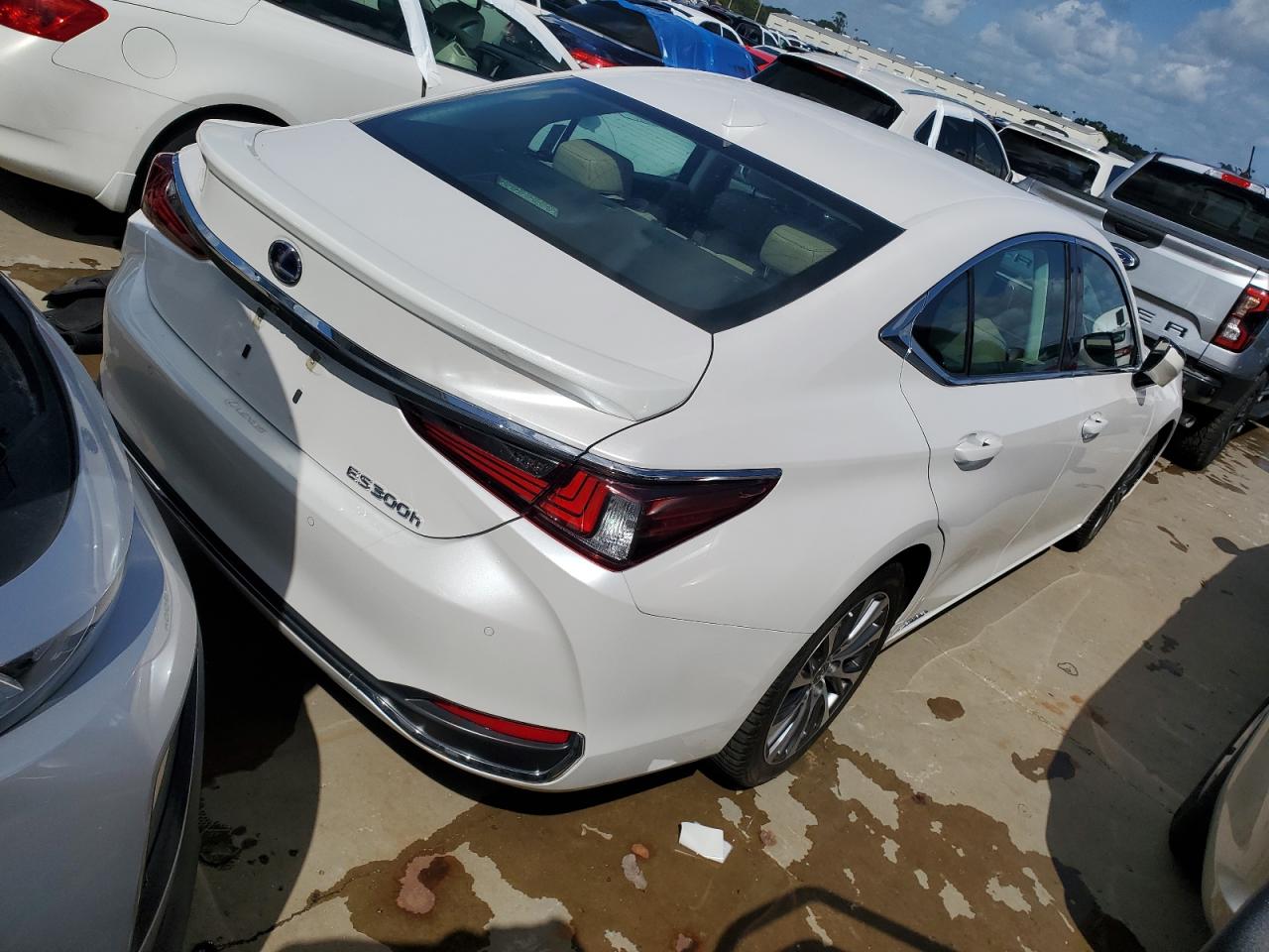 2020 Lexus ES VIN 58AD21B14LU007610 Copart auction photo, water/flood / minor dent/scratches damage thumbnail 3