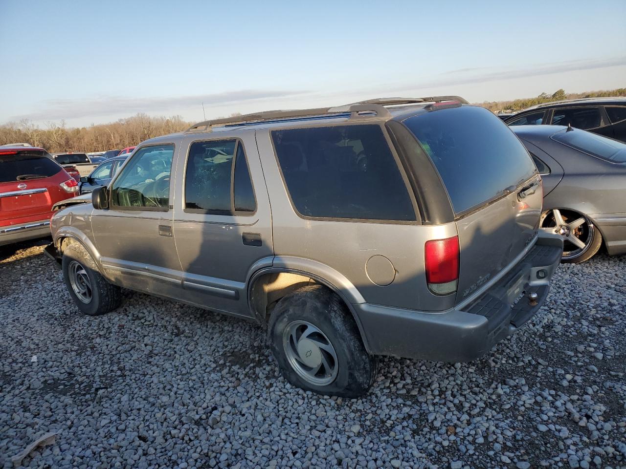 2001 Chevrolet Blazer VIN 1GNDT13W51K261555 Copart auction photo, front end / all over damage thumbnail 2