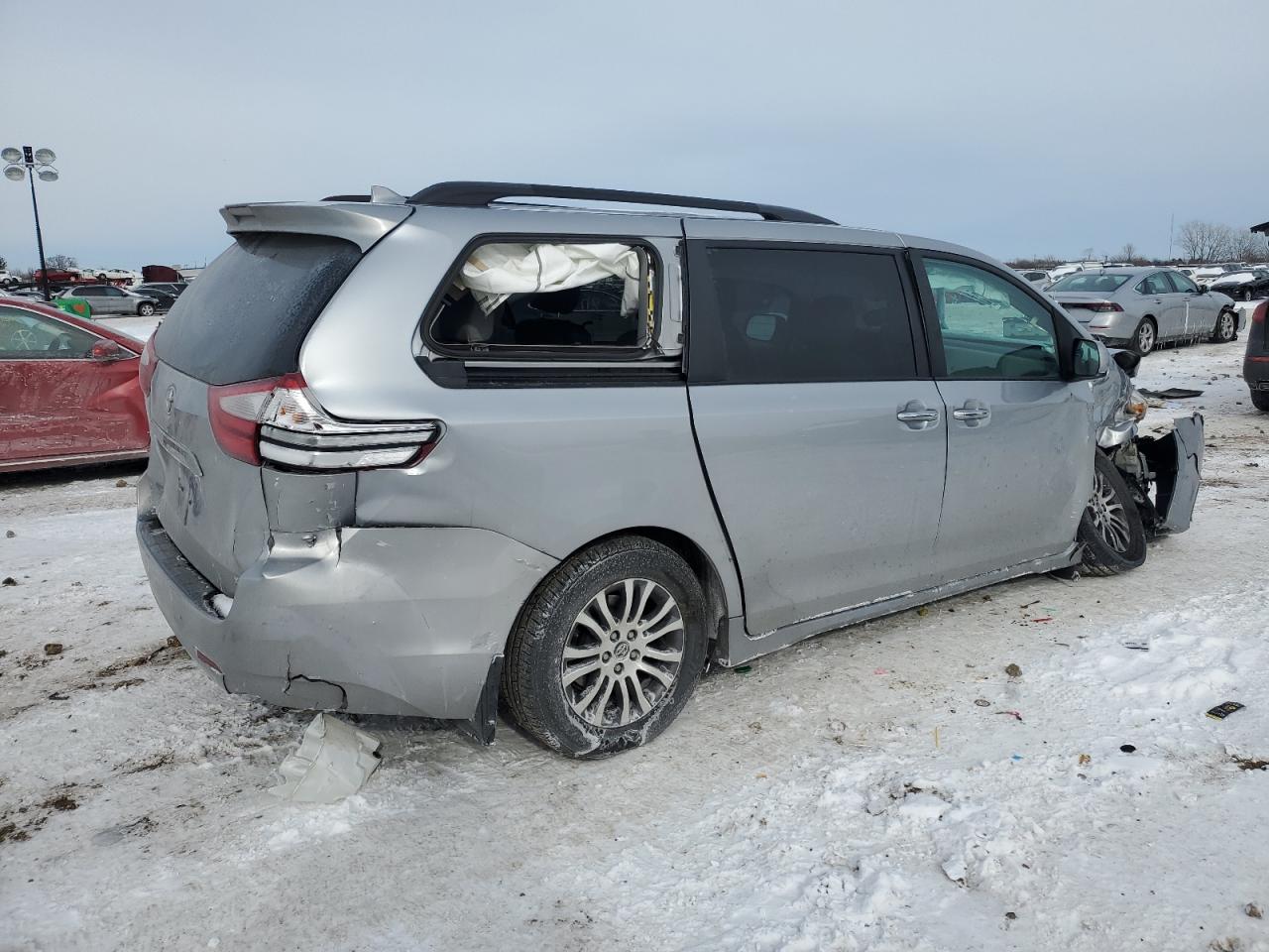 2018 Toyota Sienna VIN 5TDYZ3DC3JS904227 Copart auction photo, front end / side damage thumbnail 3