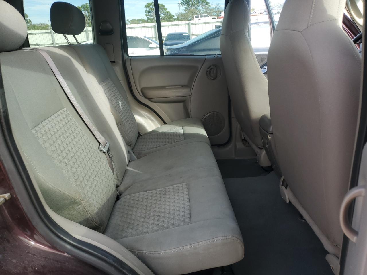 2004 Jeep Liberty (North America) VIN 1J4GK48K94W148215 Copart auction photo, minor dent/scratches damage thumbnail 11