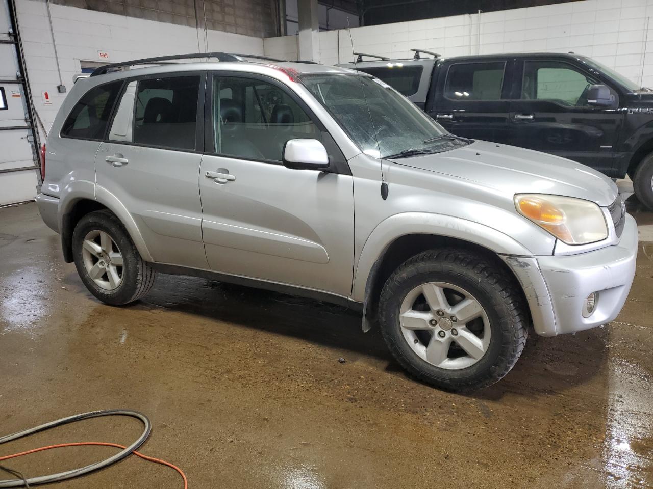 2005 Toyota RAV 4 VIN JTEHD20V556033140 Copart auction photo, minor dent/scratches damage thumbnail 4
