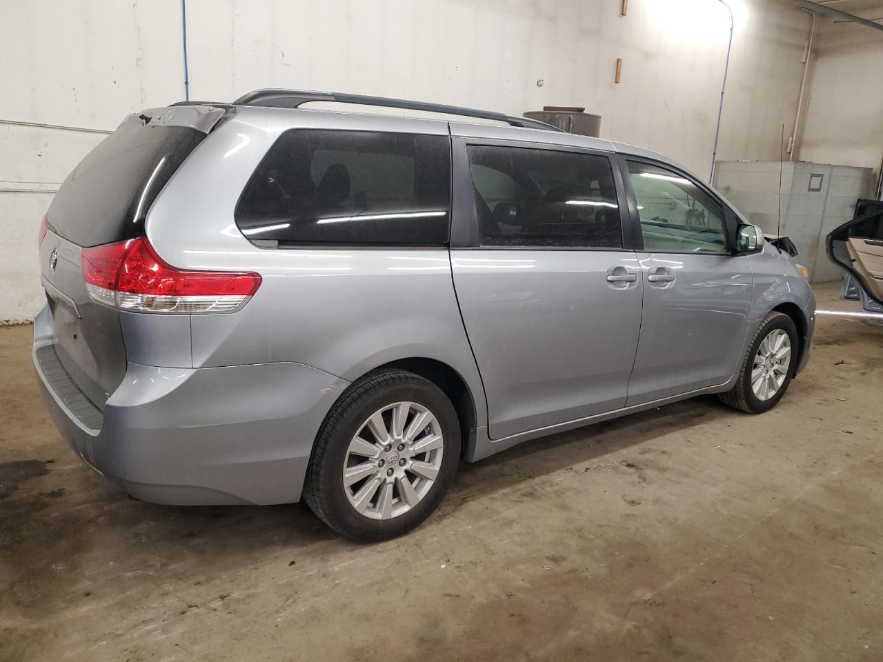 2014 Toyota Sienna VIN 5TDDK3DC1ES092676 Copart auction photo, front end damage thumbnail 3