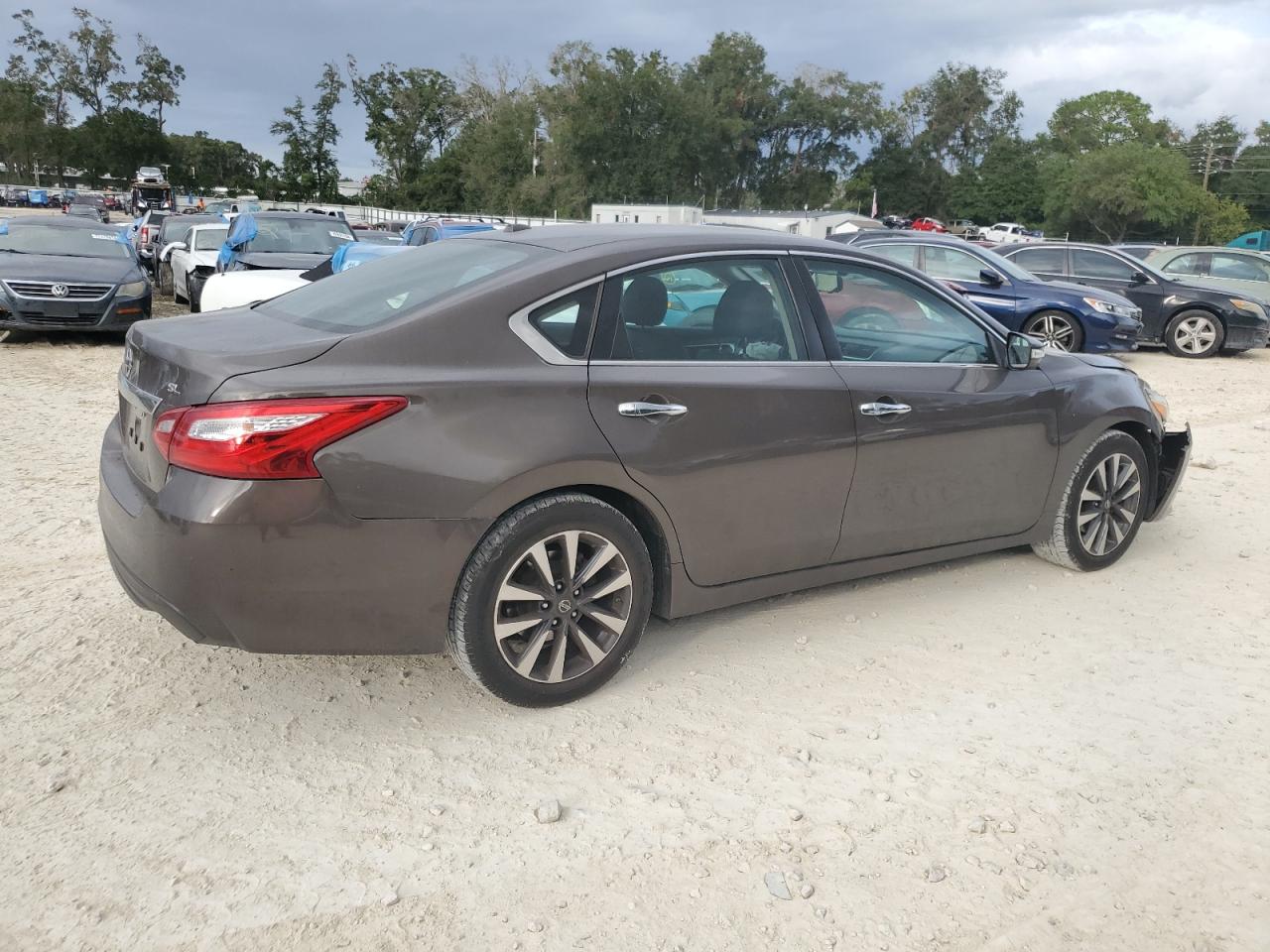 2017 Nissan Altima VIN 1N4AL3AP4HC108579 Copart auction photo, front end / minor dent/scratches damage thumbnail 3