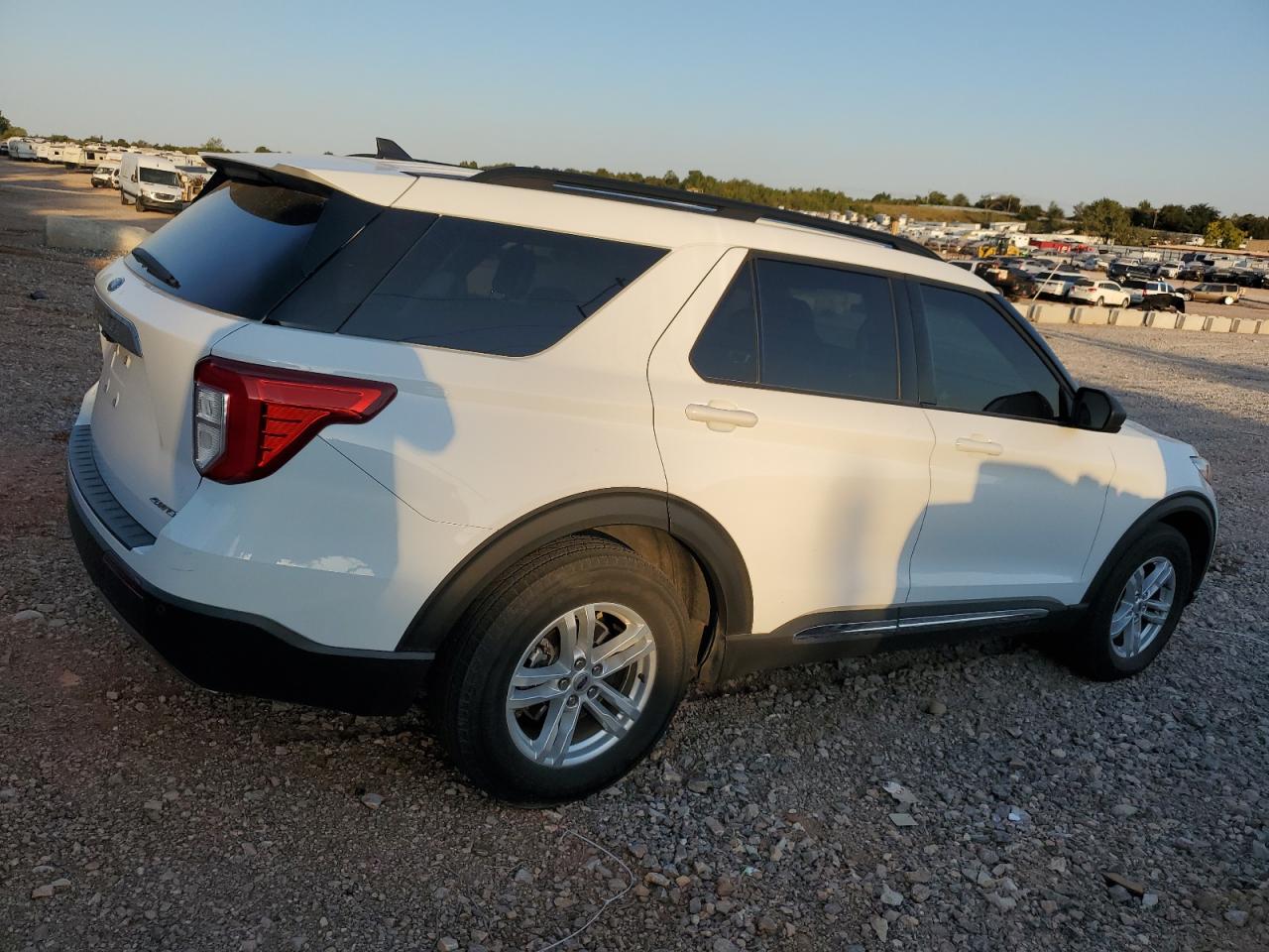 2022 Ford Explorer VIN 1FMSK8DH2NGA51303 Copart auction photo, hail / minor dent/scratches damage thumbnail 3