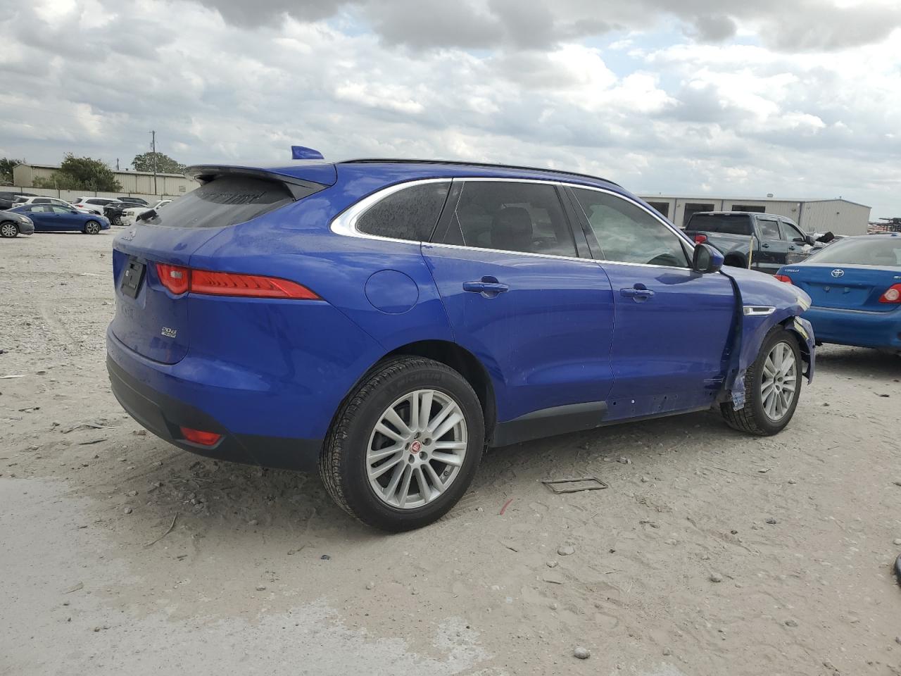 2018 Jaguar F-Pace VIN SADCK2FN6JA279329 Copart auction photo, front end / minor dent/scratches damage thumbnail 3