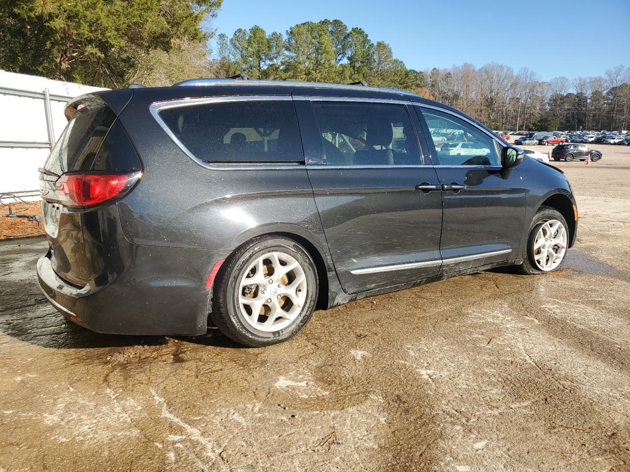 2020 Chrysler Pacifica VIN 2C4RC1GGXLR162879 Copart auction photo, all over / undercarriage damage thumbnail 3