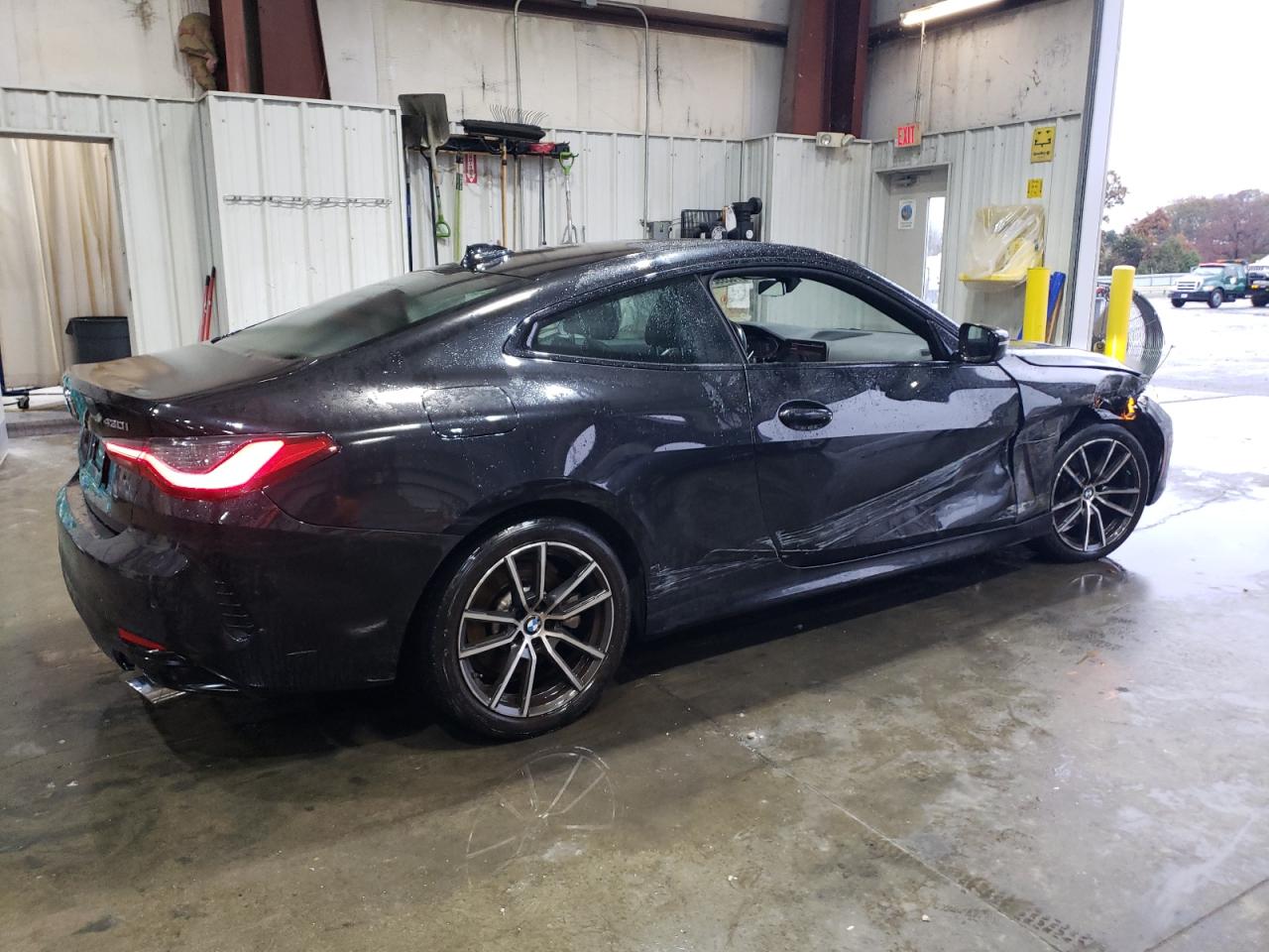 2022 BMW 4er VIN WBA73AP08NCJ13232 Copart auction photo, side / front end damage thumbnail 3