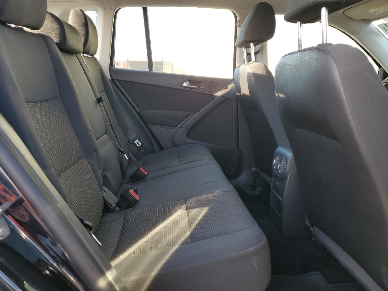 2017 Volkswagen Tiguan VIN WVGAV7AX0HK052914 Copart auction photo, rear end / minor dent/scratches damage thumbnail 10