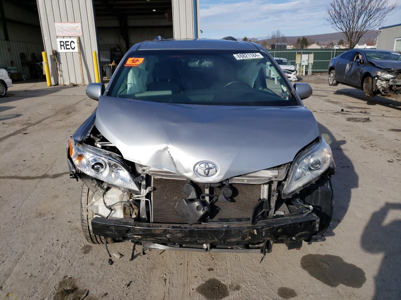 2017 Toyota Sienna VIN 5TDDZ3DCXHS165639 Copart auction photo, front end damage thumbnail 5