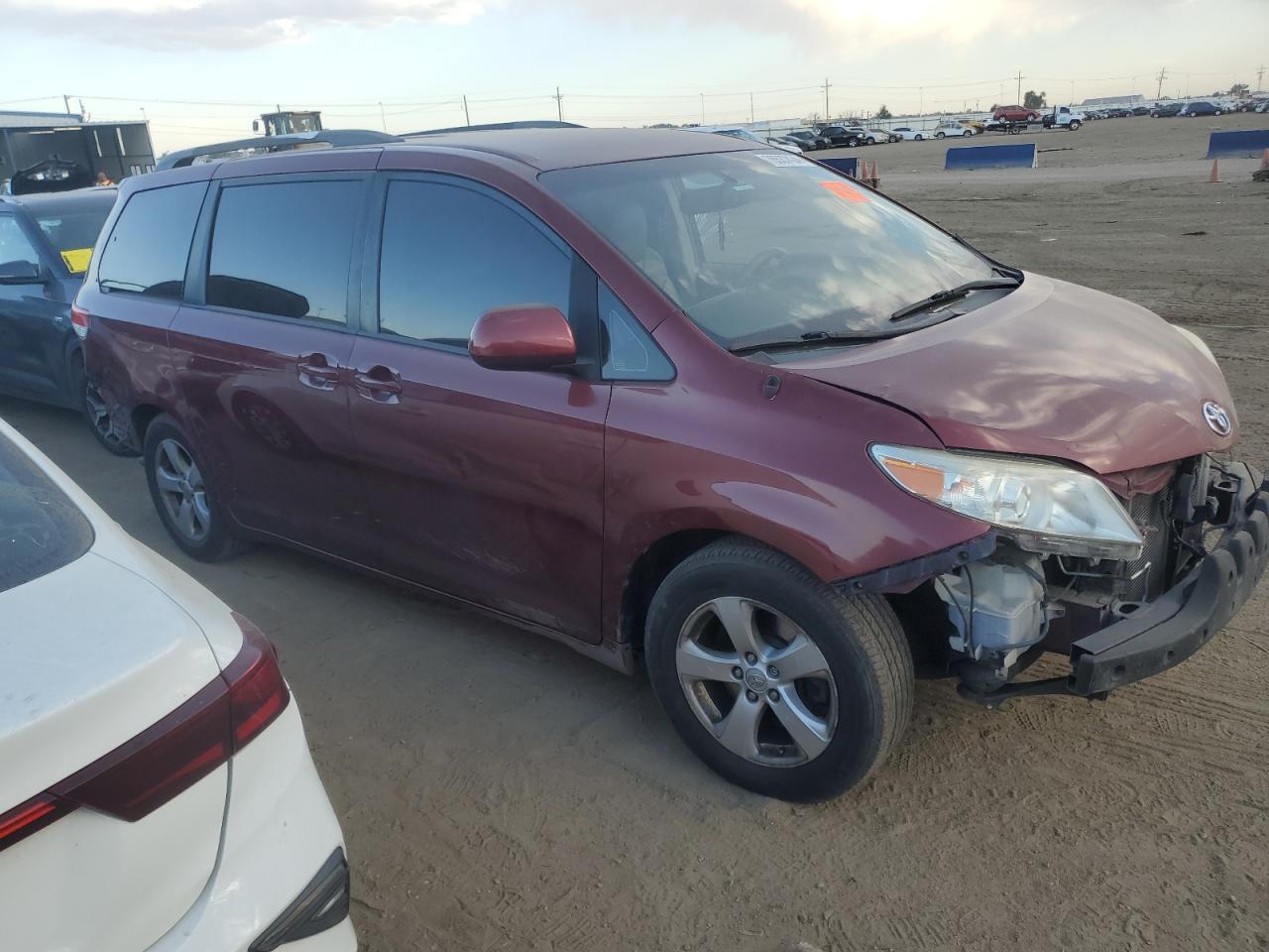 2014 Toyota Sienna VIN 5TDKK3DC5ES413951 Copart auction photo, front end damage thumbnail 4