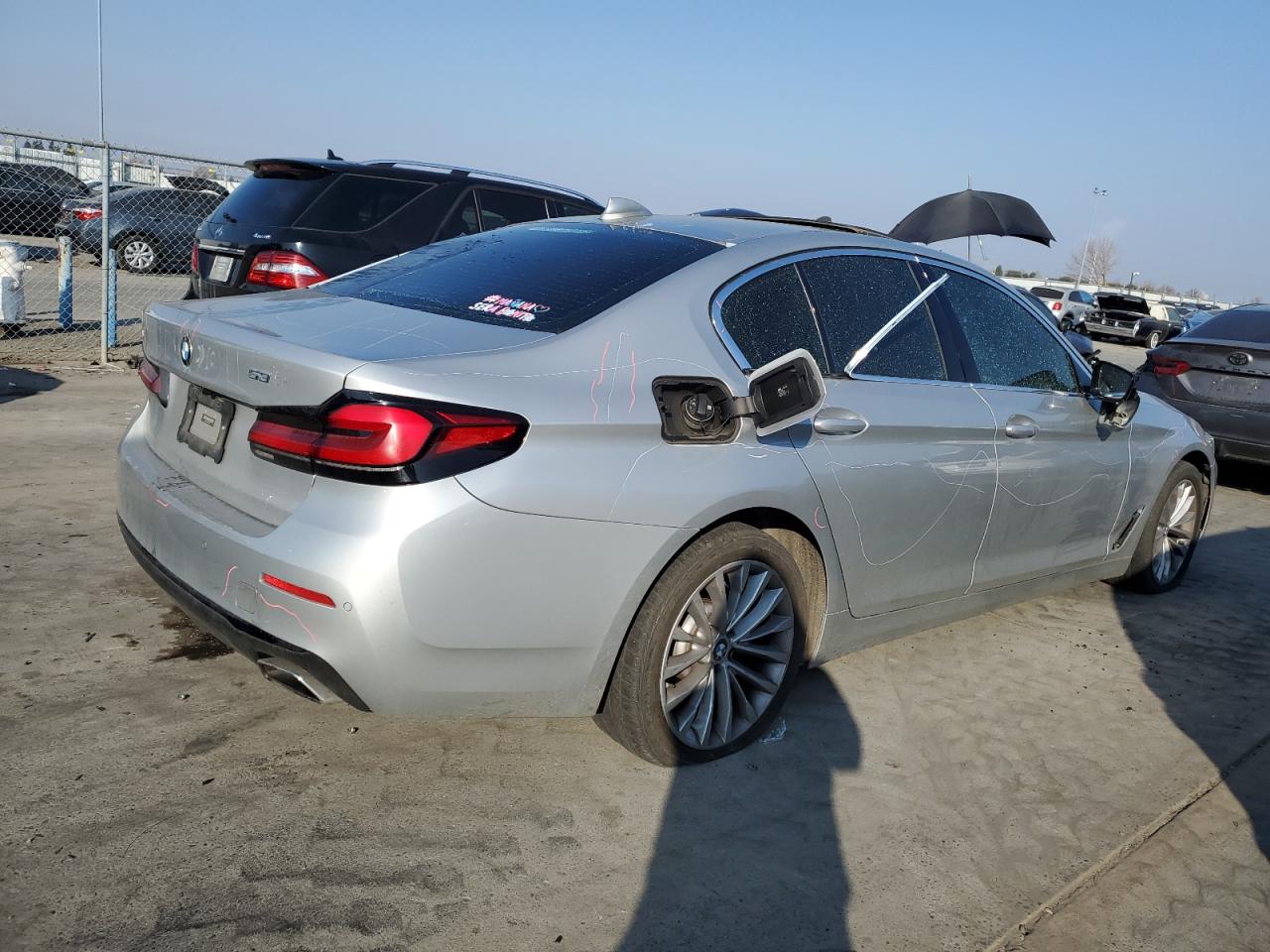 2021 BMW 5er VIN WBA13BJ08MWX25707 Copart auction photo, vandalism / all over damage thumbnail 3