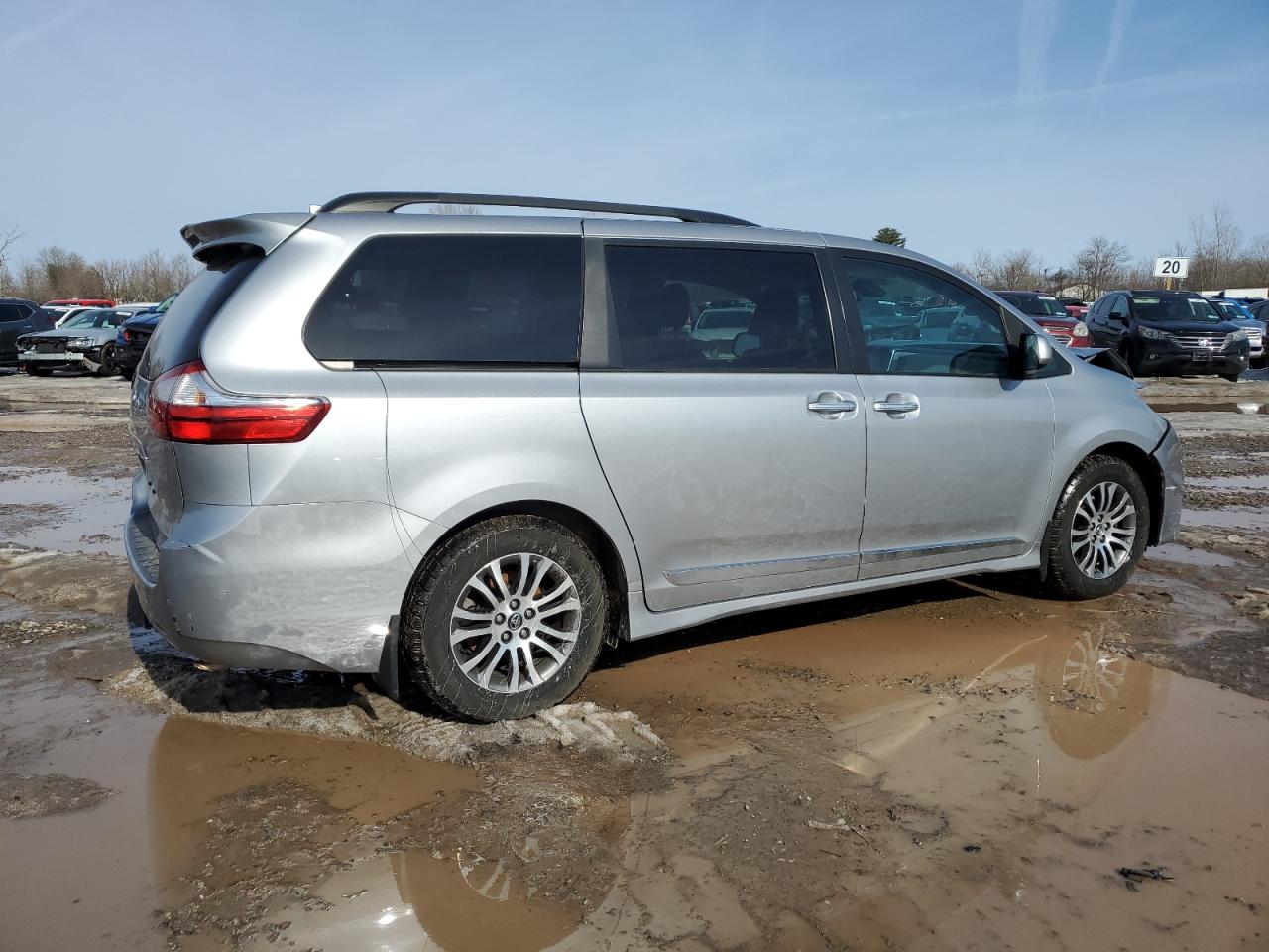 2018 Toyota Sienna VIN 5TDYZ3DC6JS951915 Copart auction photo, front end / minor dent/scratches damage thumbnail 3