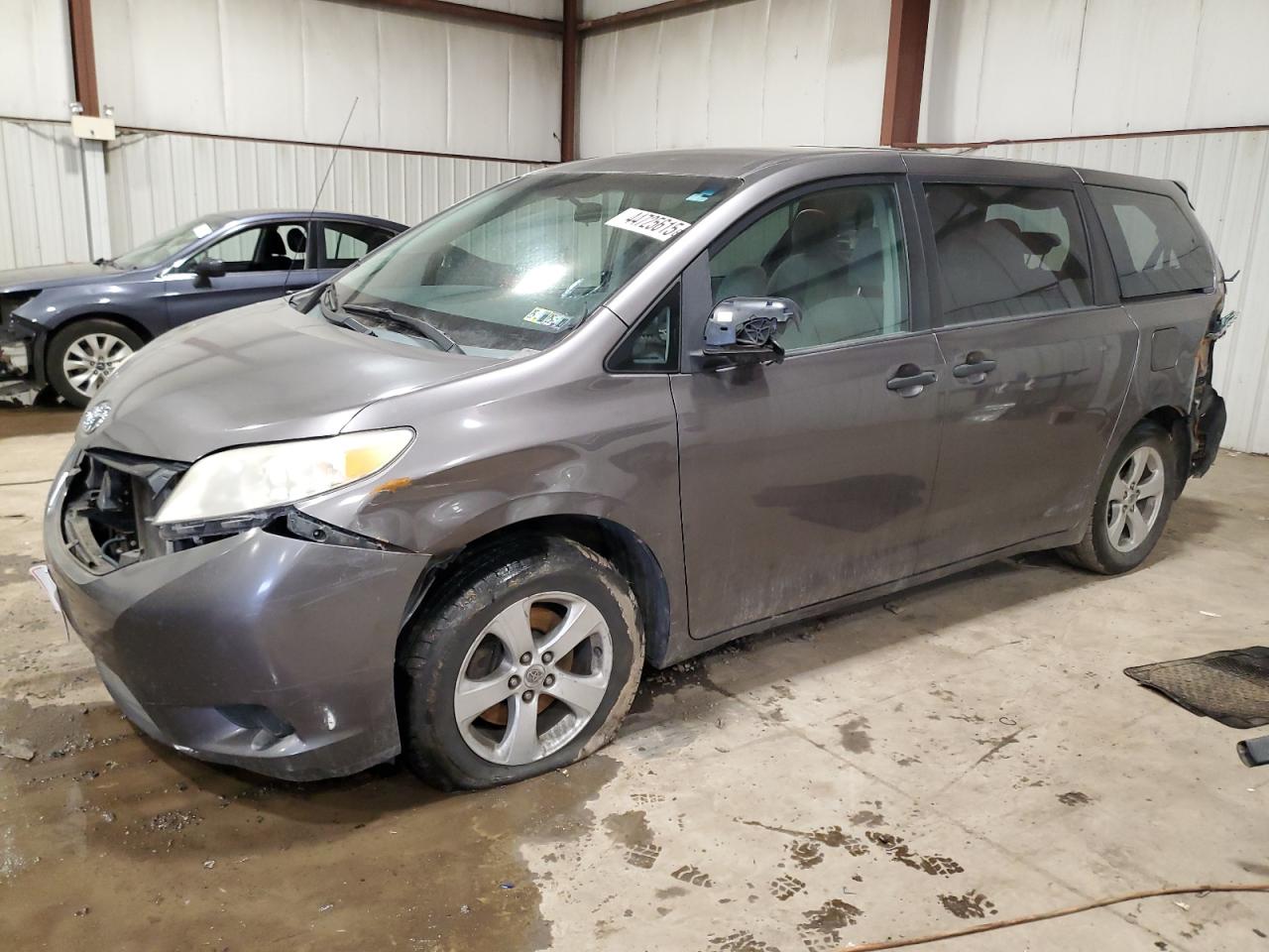 2011 Toyota Sienna VIN 5TDKA3DC6BS004033