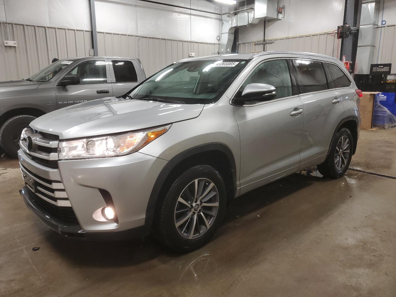 2018 Toyota Highlander VIN 5TDJZRFH3JS555082