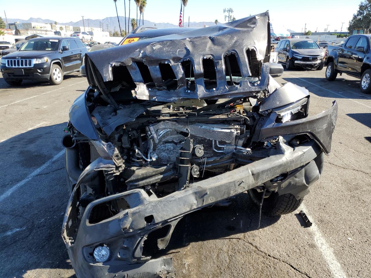 2018 Jeep Cherokee VIN 1C4PJMBX8JD549615 Copart auction photo, front end / minor dent/scratches damage thumbnail 5