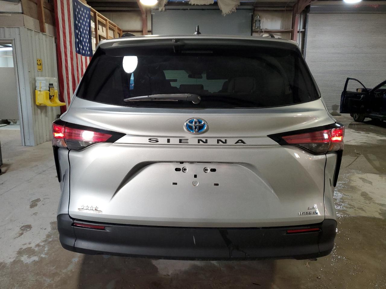 2021 Toyota Sienna VIN 5TDKRKEC0MS010043 Copart auction photo, front end / minor dent/scratches damage thumbnail 6
