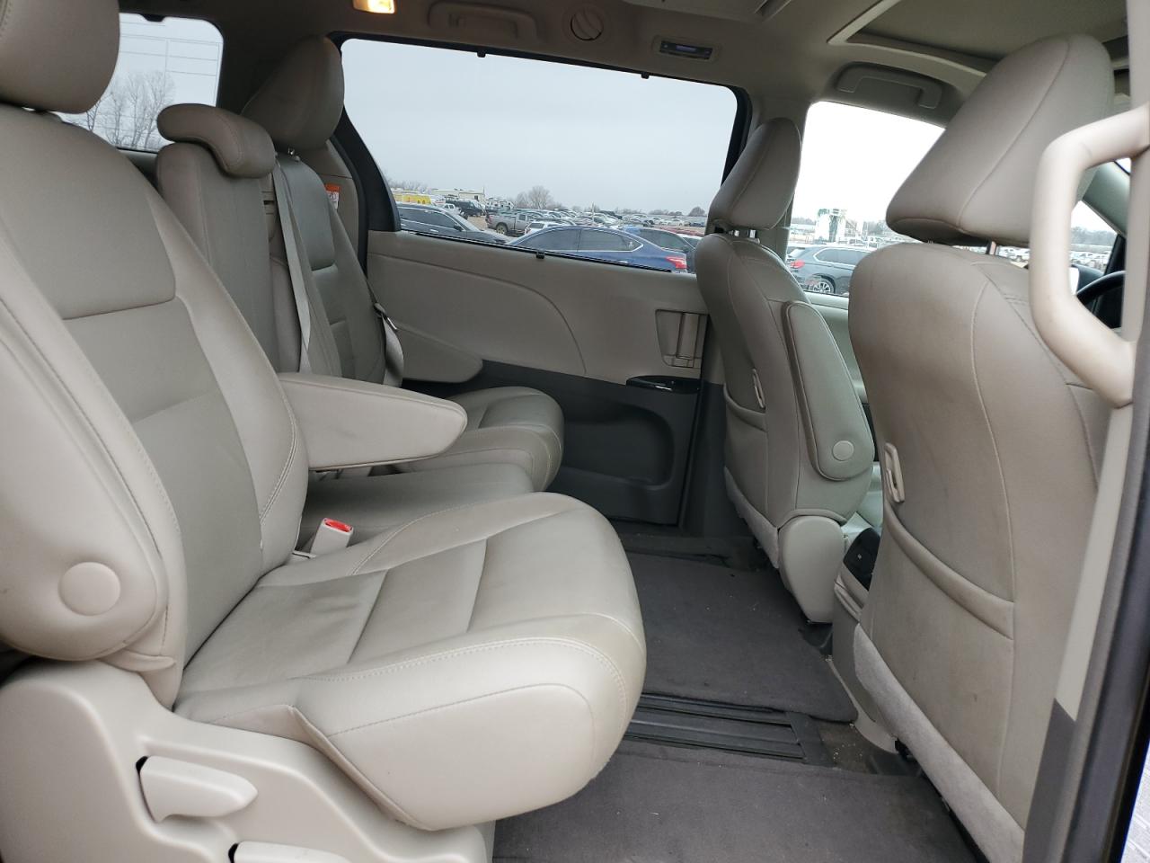 2017 Toyota Sienna VIN 5TDYZ3DC4HS788675 Copart auction photo, rear end / minor dent/scratches damage thumbnail 11