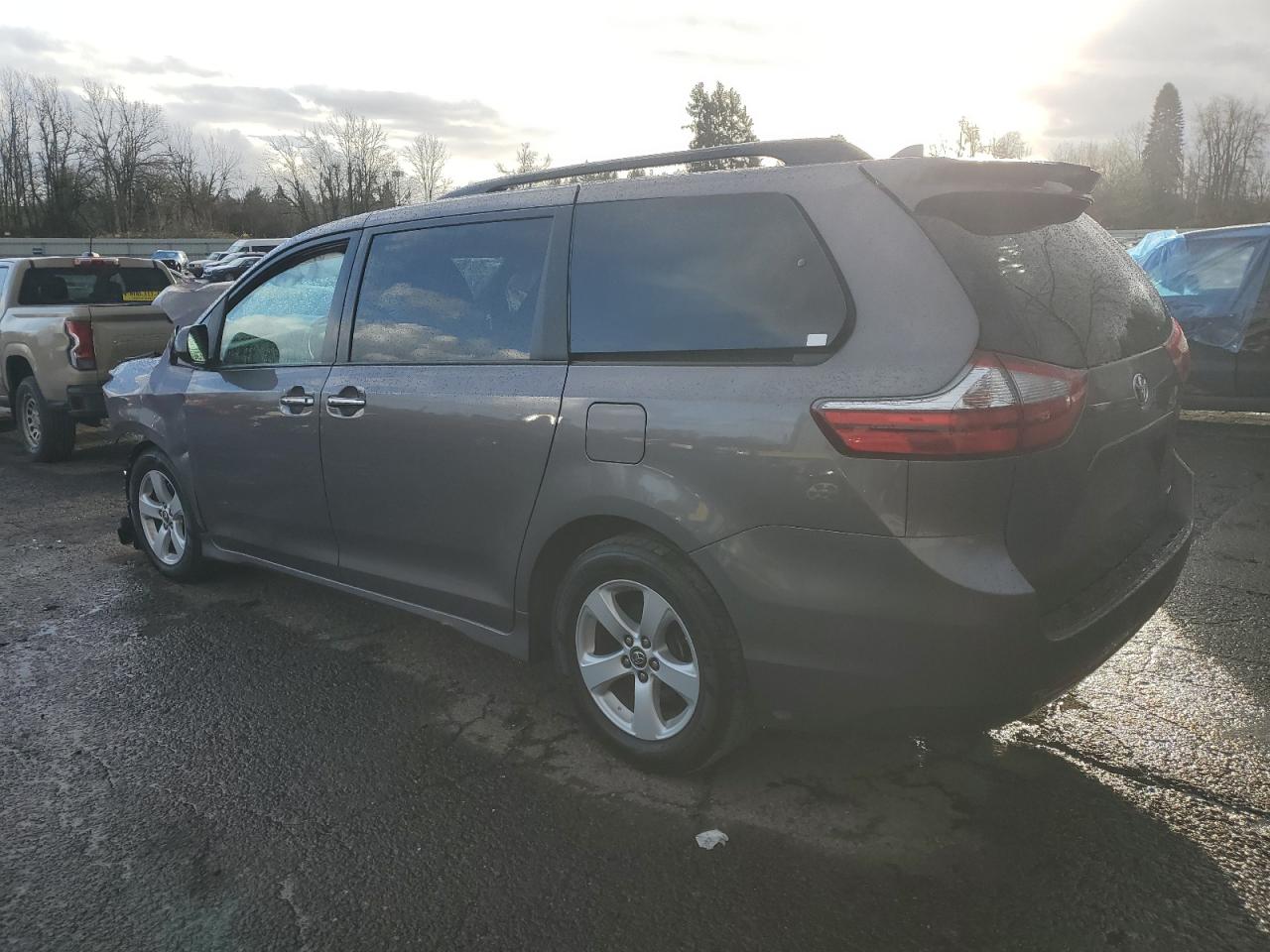 2019 Toyota Sienna VIN 5TDKZ3DC3KS003060 Copart auction photo, front end damage thumbnail 2