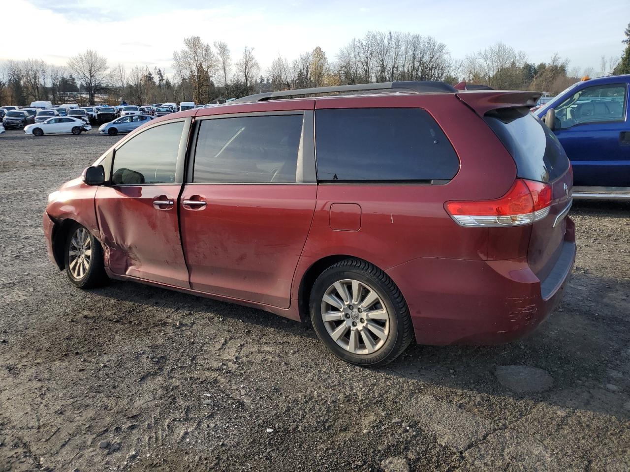 2013 Toyota Sienna VIN 5TDYK3DC8DS295340 Copart auction photo, front end / undercarriage damage thumbnail 2
