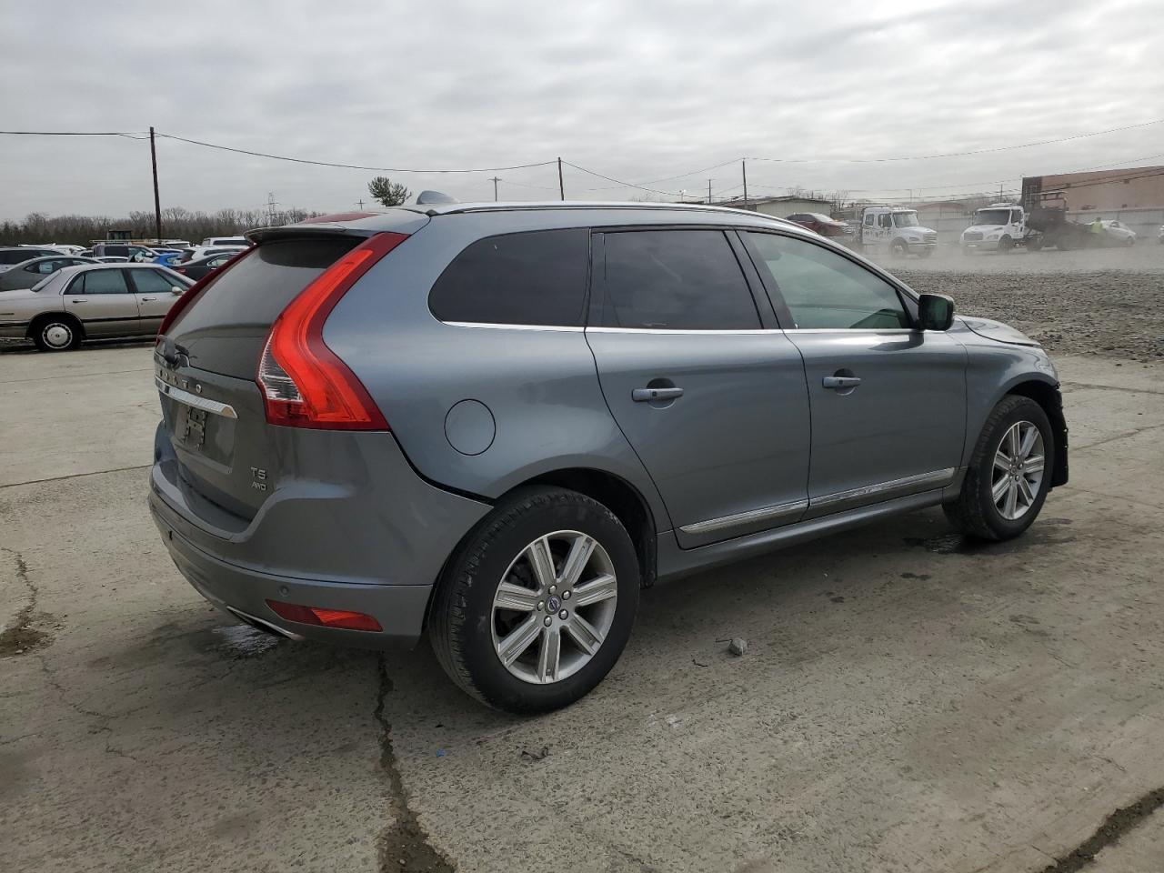 2017 Volvo XC60 VIN YV440MRUXH2167218 Copart auction photo, front end / rear end damage thumbnail 3