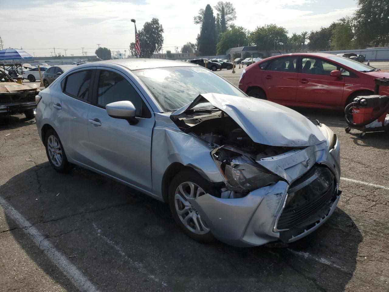 2018 Toyota Yaris VIN 3MYDLBYV2JY301074 Copart auction photo, front end / minor dent/scratches damage thumbnail 4