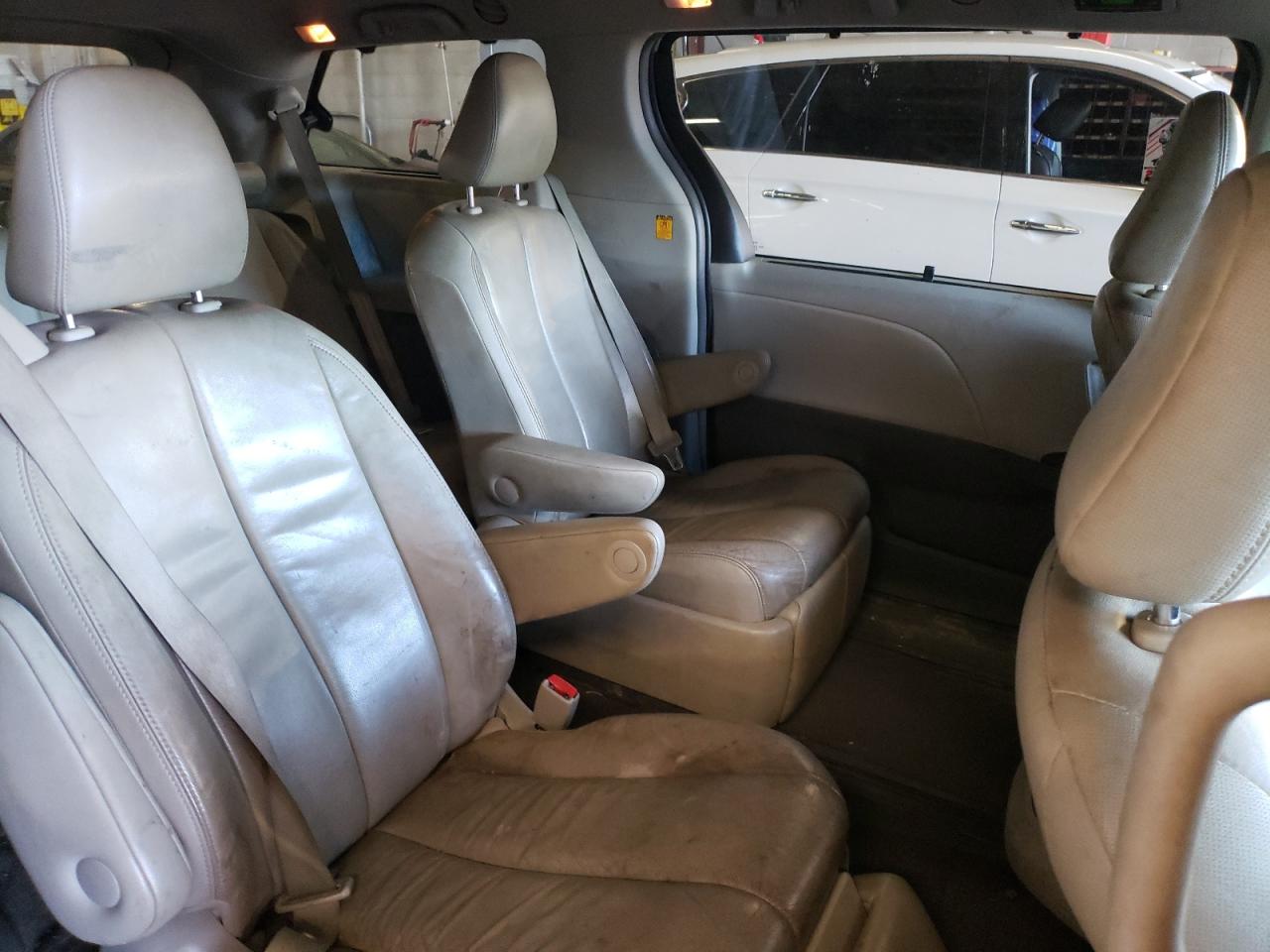 2013 Toyota Sienna VIN 5TDDK3DC6DS056111 Copart auction photo, front end / minor dent/scratches damage thumbnail 11