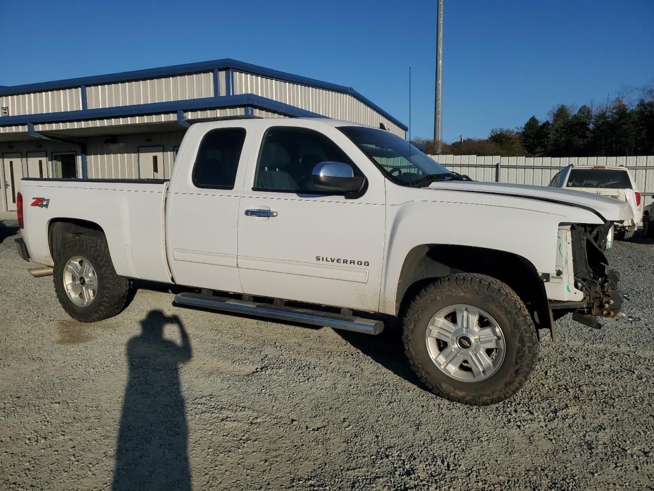 2013 Chevrolet Silverado VIN 1GCRKSE79DZ331406 Copart auction photo, front end / side damage thumbnail 4