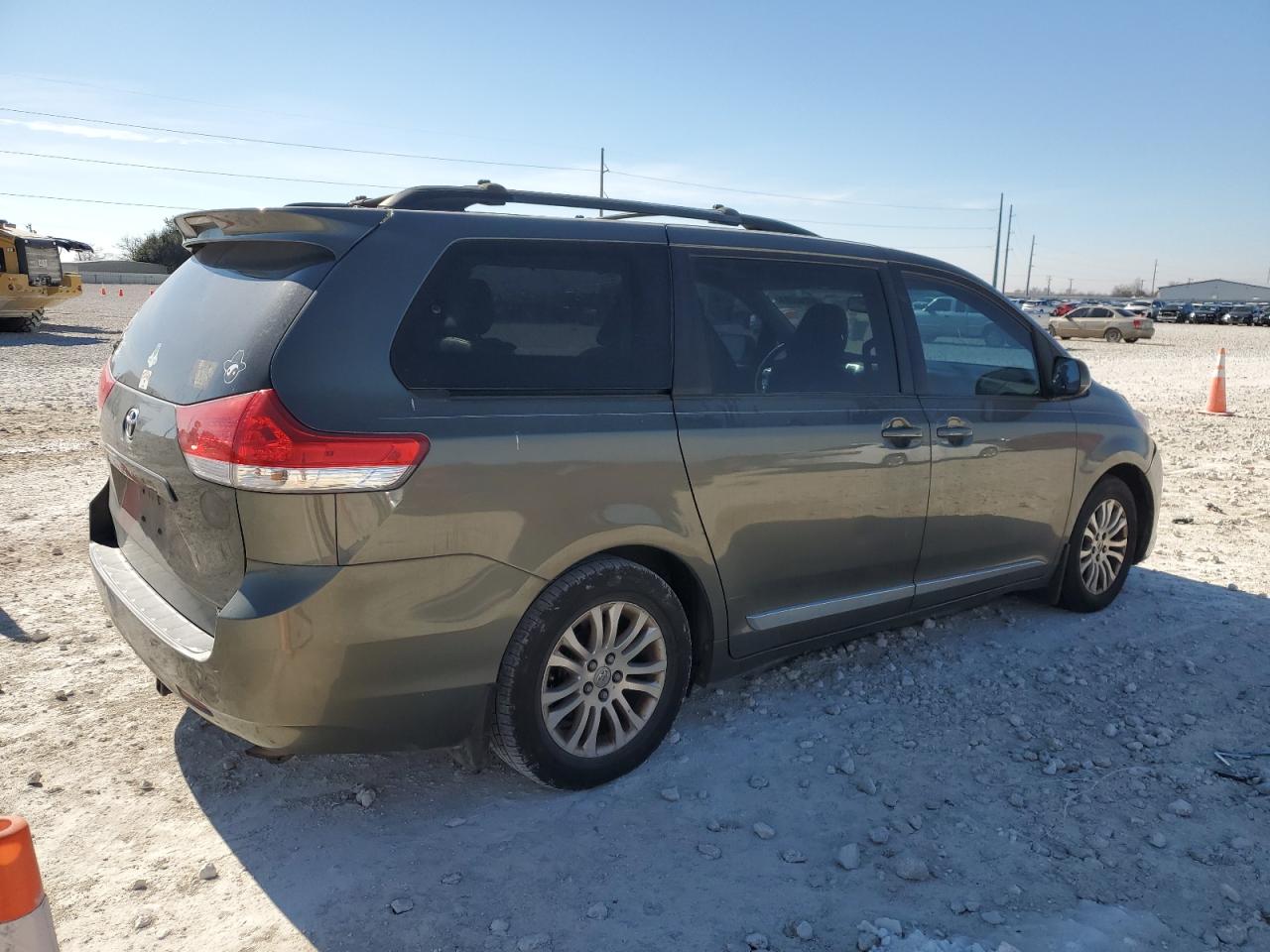 2013 Toyota Sienna VIN 5TDYK3DCXDS309979 Copart auction photo, minor dent/scratches damage thumbnail 3