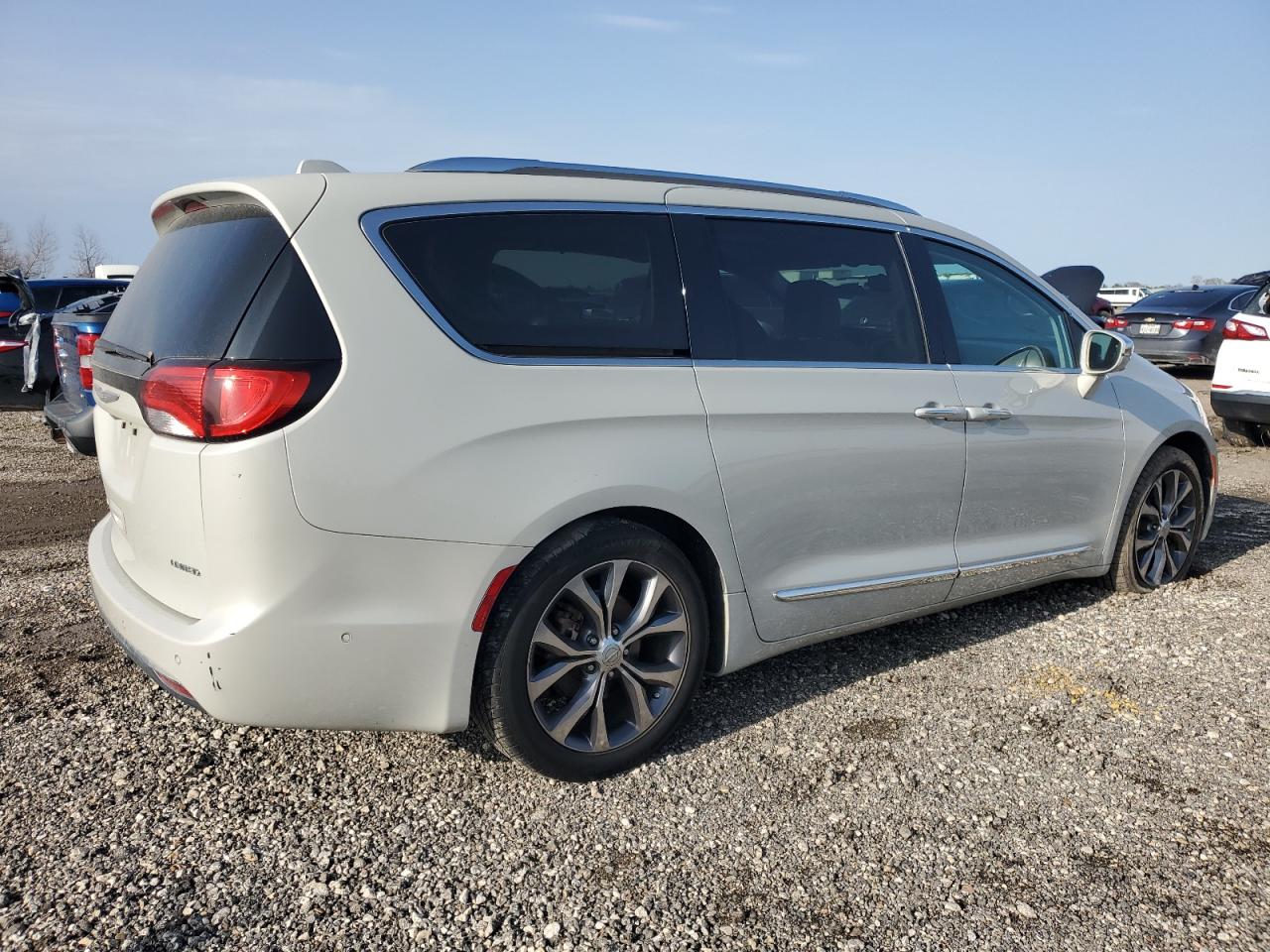 2017 Chrysler Pacifica VIN 2C4RC1GG2HR771729 Copart auction photo, front end / minor dent/scratches damage thumbnail 3