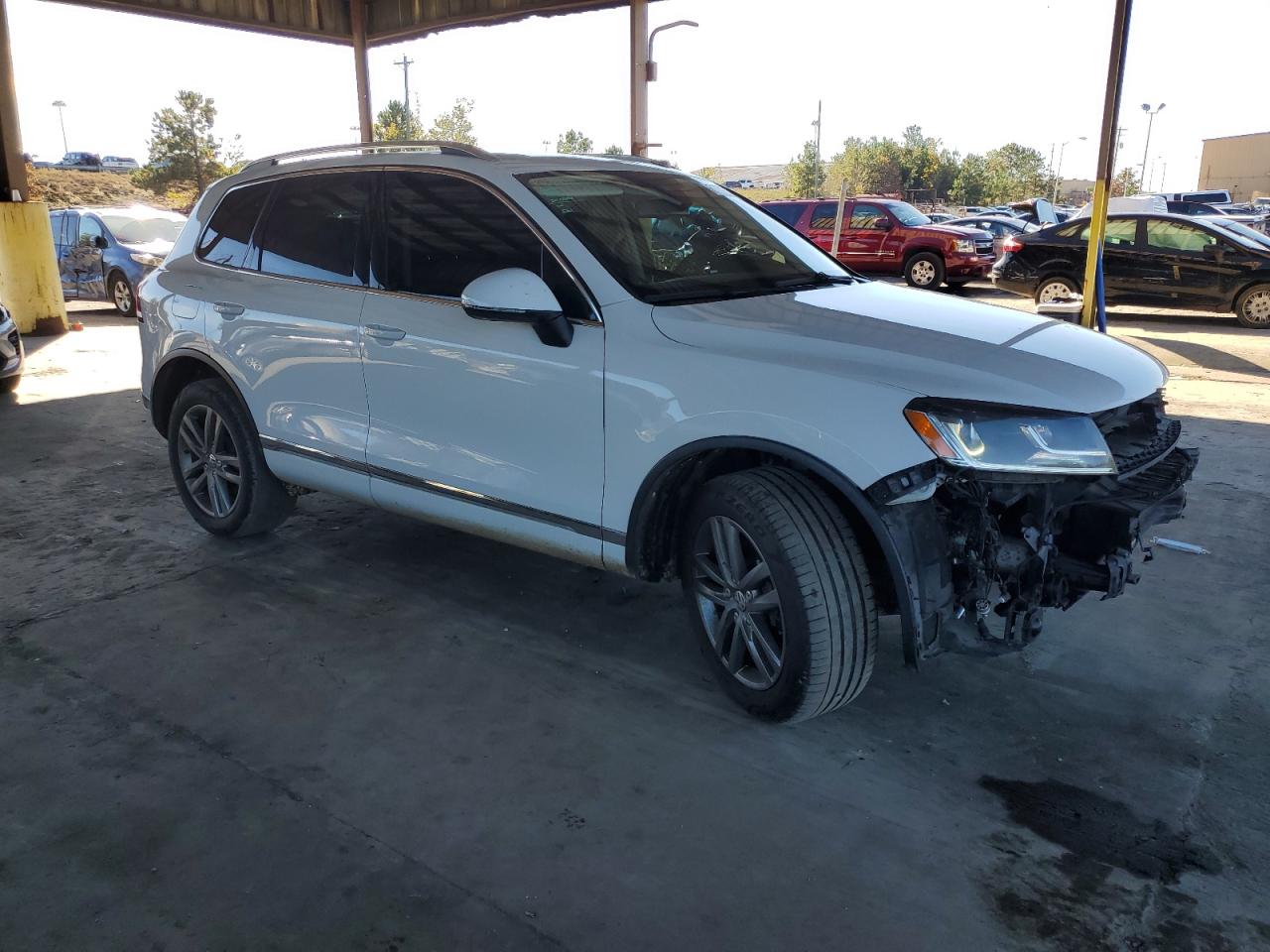 2016 Volkswagen Touareg VIN WVGEF9BP4GD003047 Copart auction photo, front end damage thumbnail 4